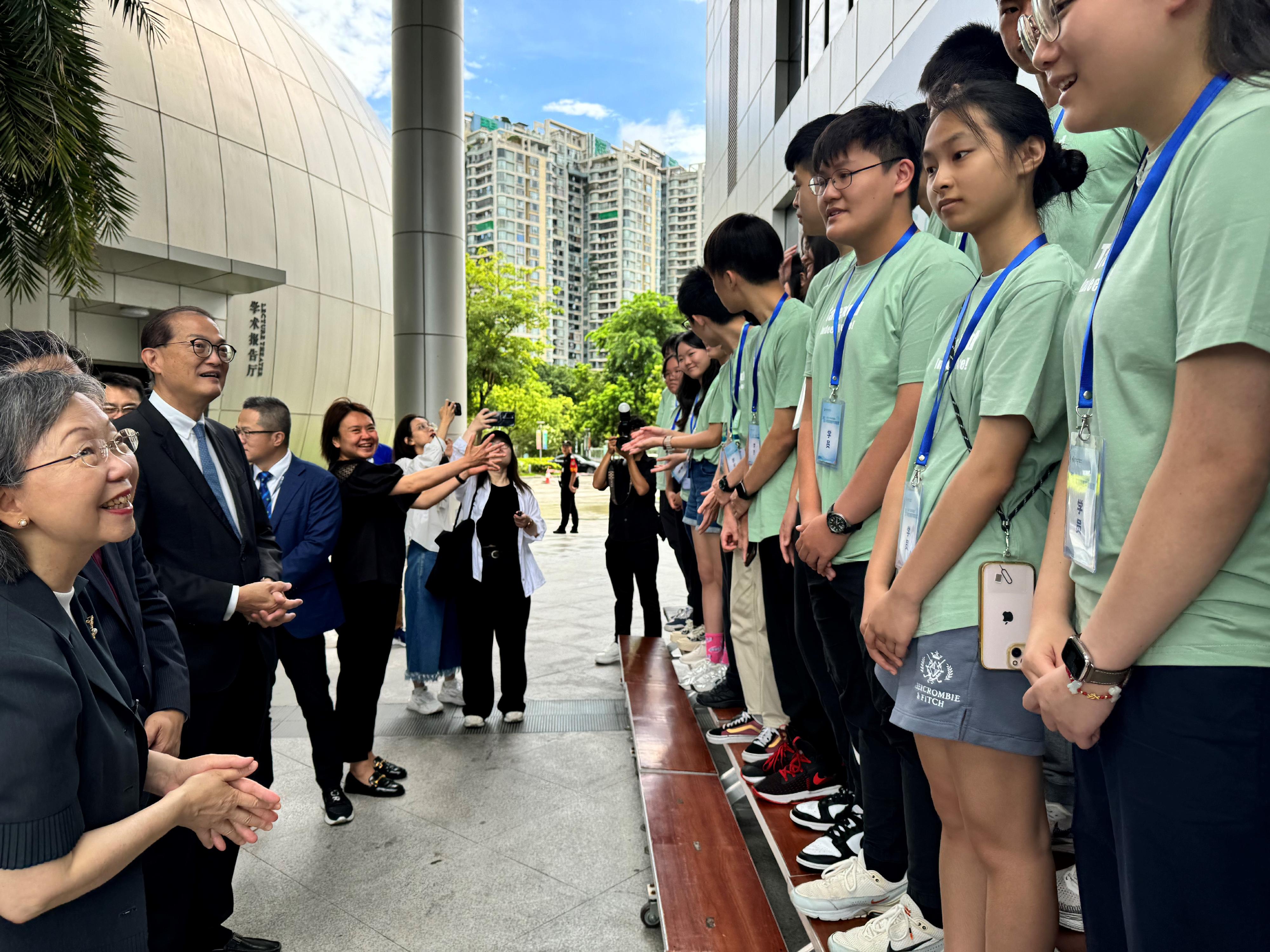 The Secretary for Health, Professor Lo Chung-mau (second left), chats with students after attending the Unveiling Ceremony of Guangdong-Hong Kong-Macao Youth Medical Practice Centre and Kick-off Ceremony of Guangdong-Hong Kong-Macao Medical Experience Camp 2024 of the University of Hong Kong-Shenzhen Hospital in Shenzhen today (July 15).