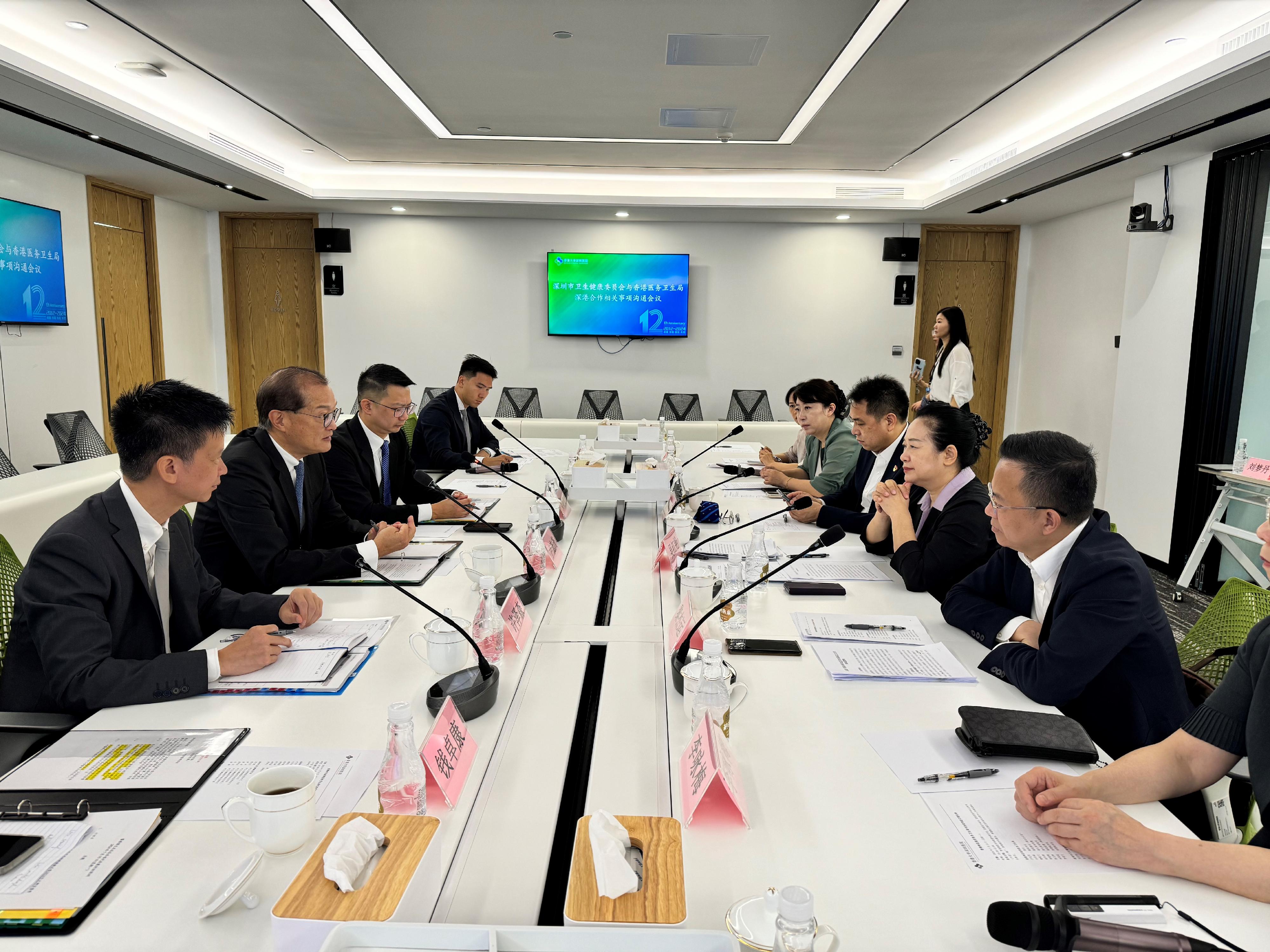 The Secretary for Health, Professor Lo Chung-mau (second left), met with the Director General of the Public Hygiene and Health Commission of Shenzhen Municipality, Ms Wu Hongyan (second right), as well as other representatives of the Public Hygiene and Health Commission of Shenzhen Municipality and the University of Hong Kong-Shenzhen Hospital in Shenzhen today (July 15). Deputy Secretary for Health Mr Sam Hui (first left) and the Senior Advisor (Secretary for Health's Office), Dr Joe Fan (third left), also attended.