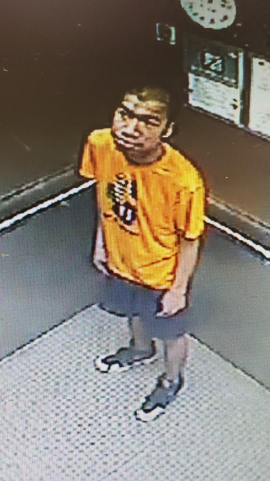 Heung Man-ki, Jacky, aged 30, is about 1.7 metres tall, 64 kilograms in weight and of thin build. He has a long face with yellow complexion and short black hair. He was last seen wearing an orange short-sleeved T-shirt, dark-coloured shorts and dark-coloured sports shoes.