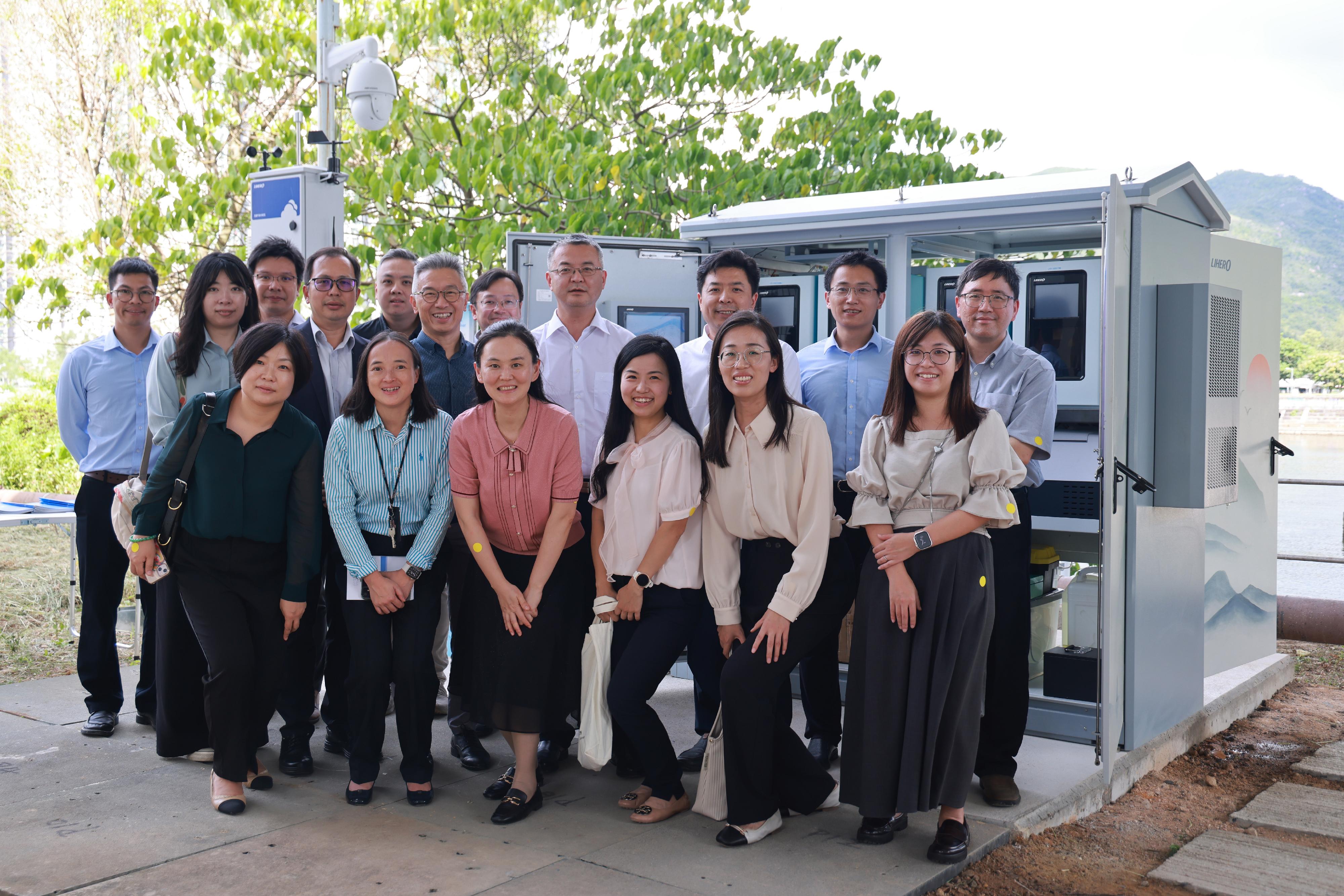 The delegation from the China National Environmental Monitoring Centre of the Ministry of Ecology and Environment visited the Real-time Online River Water Quality Monitoring Station of the Environmental Protection Department at Shing Mun River, Sha Tin, today (July 17). Photo shows the Assistant Director of Environmental Protection (Water Quality Management), Mr Michael Lui (second row, third left), the Deputy Director of the China National Environmental Monitoring Centre, Dr Mao Yuru (second row, centre), and delegation members and EPD officers.