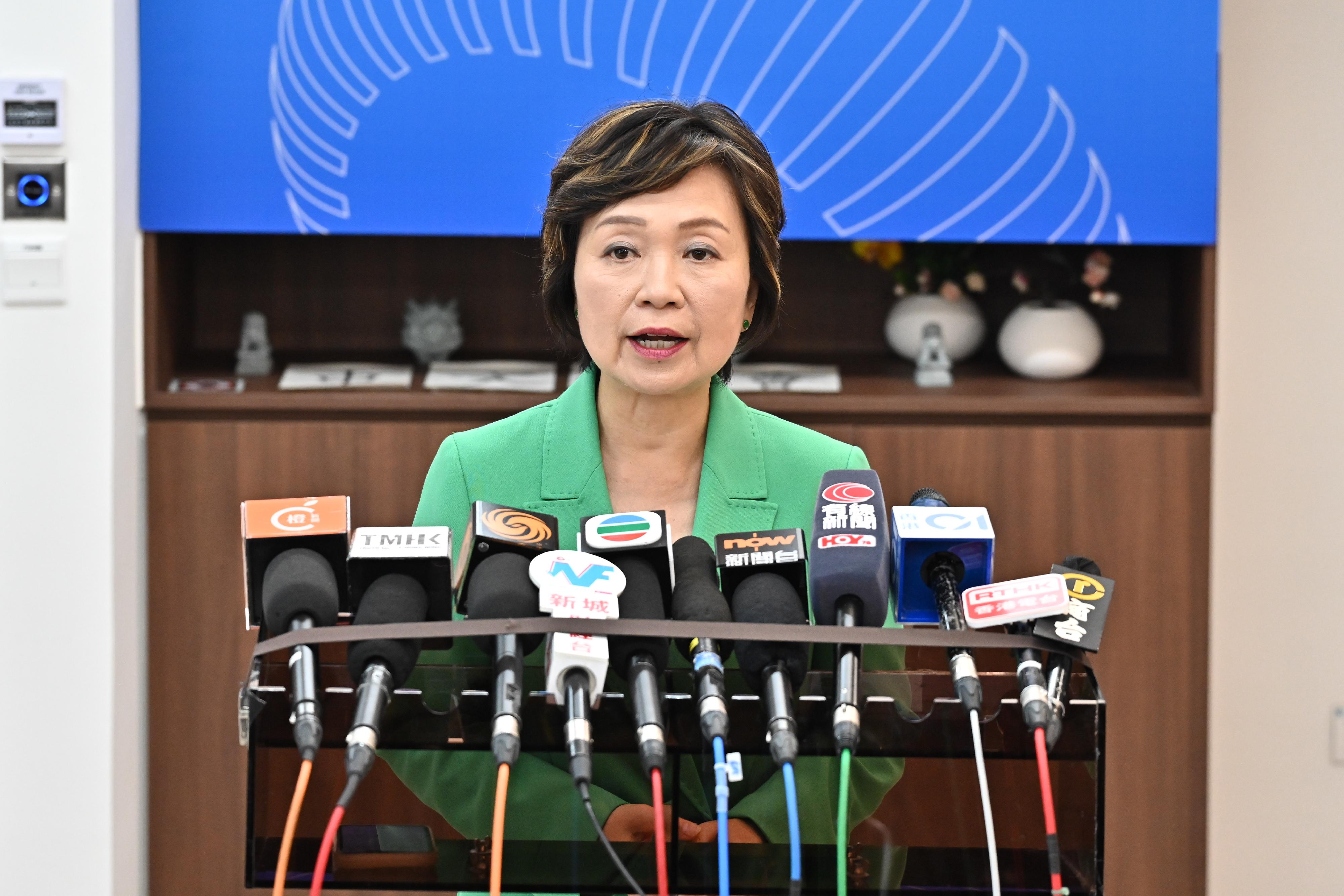 The Secretary for Education, Dr Choi Yuk-lin, today (July 17) meets the media after visiting Jockey Club Ti-I College to give encouragement to candidates of this year's Hong Kong Diploma of Secondary Education Examination.