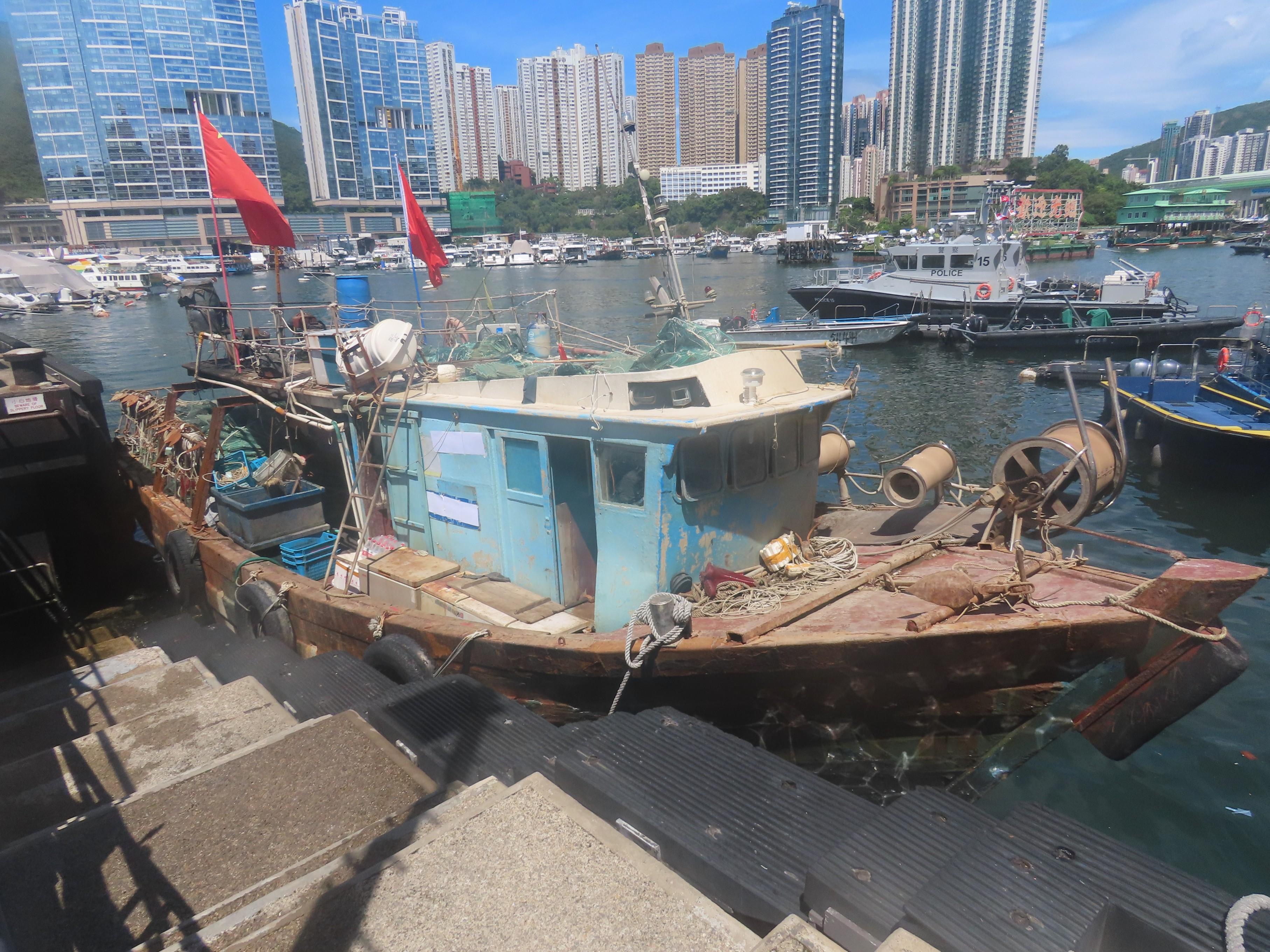 The Agriculture, Fisheries and Conservation Department (AFCD) today (July 17) laid charges against five Mainland fisherman deckhands suspected of engaging in fishing using snake cages (a type of cage trap banned in Hong Kong waters) on a local fishing vessel in waters off Shek Kwu Chau and a local coxswain onboard. Photo shows the local fishing vessel concerned.