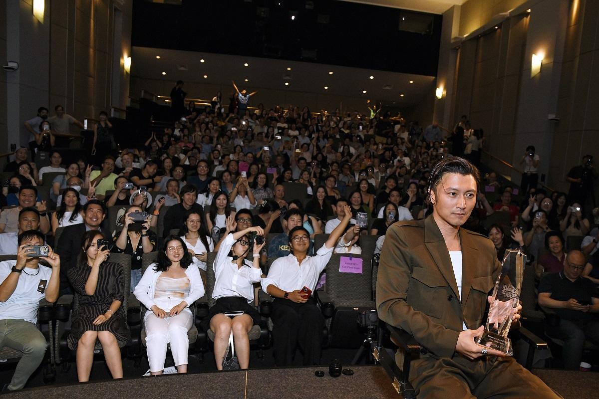 Multitalented Hong Kong actor Nicholas Tse was presented with the Star Asia Award by the New York Asian Film Festival on July 17 (New York time) in recognition of his dedication and breakthrough performances over the years. Photo shows Tse with the audience at the North American premiere of “Customs Frontline”.