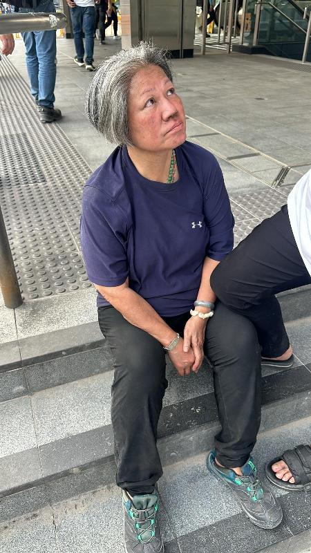 Au Yin-kei, aged 66, is about 1.55 metres tall, 65 kilograms in weight and of medium build. She has a round face with yellow complexion and short grey and black hair. She was last seen wearing a blue short-sleeved T-shirt, black trousers, navy sports shoes and wearing a silver bracelet engraved with her Chinese name and mobile number.