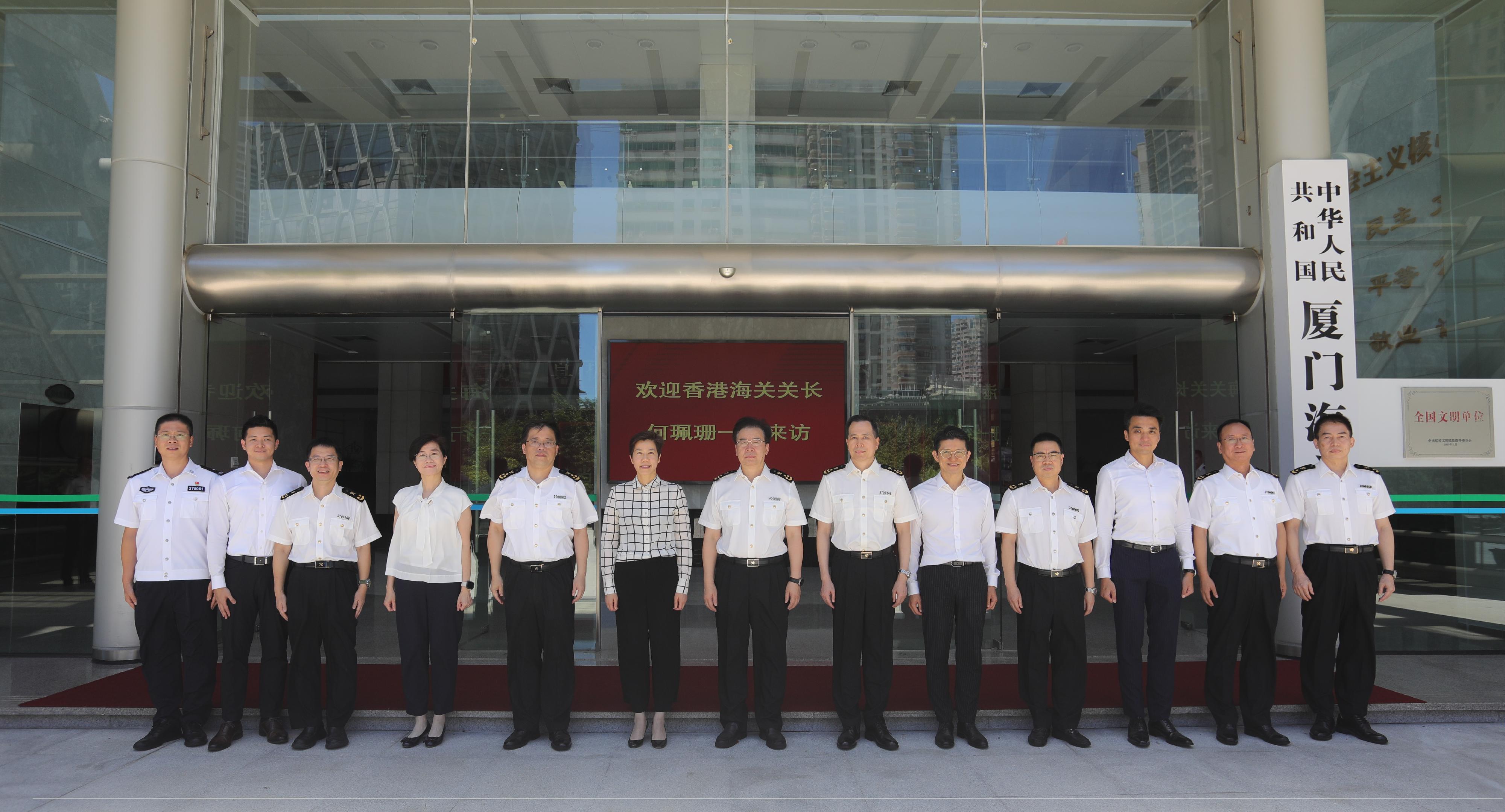 The Commissioner of Customs and Excise, Ms Louise Ho (sixth left), yesterday (July 17) led a Hong Kong Customs delegation to Xiamen, Fujian Province, for a two-day visit, and met with the Director General of the Guangdong Sub-Administration of the General Administration of Customs of the People's Republic of China, Mr Li Kuiwen (centre), and the Director General in Xiamen Customs District, Mr Zhu Guangyao (sixth right), to exchange views on deepening co-operation between the two Customs administrations.