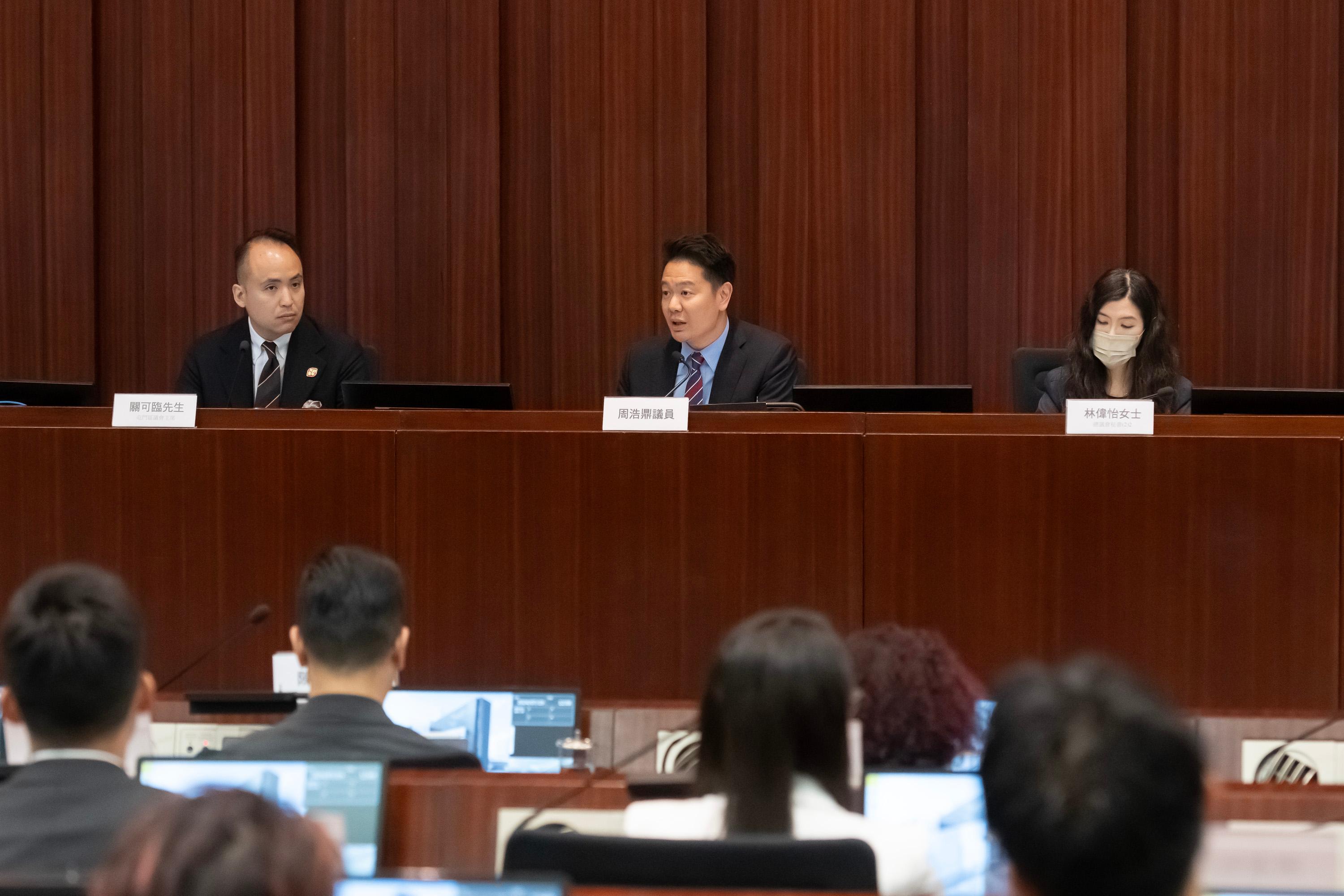 The Legislative Council (LegCo) Members met with the new term Tuen Mun District Council (DC) and Wong Tai Sin DC members at the LegCo Complex today (July 19). Members of the LegCo and the Tuen Mun DC discussed the developments and planning for ancillary facilities of transport infrastructure in the district, as well as the facilitation of industrial building transformation in the district.