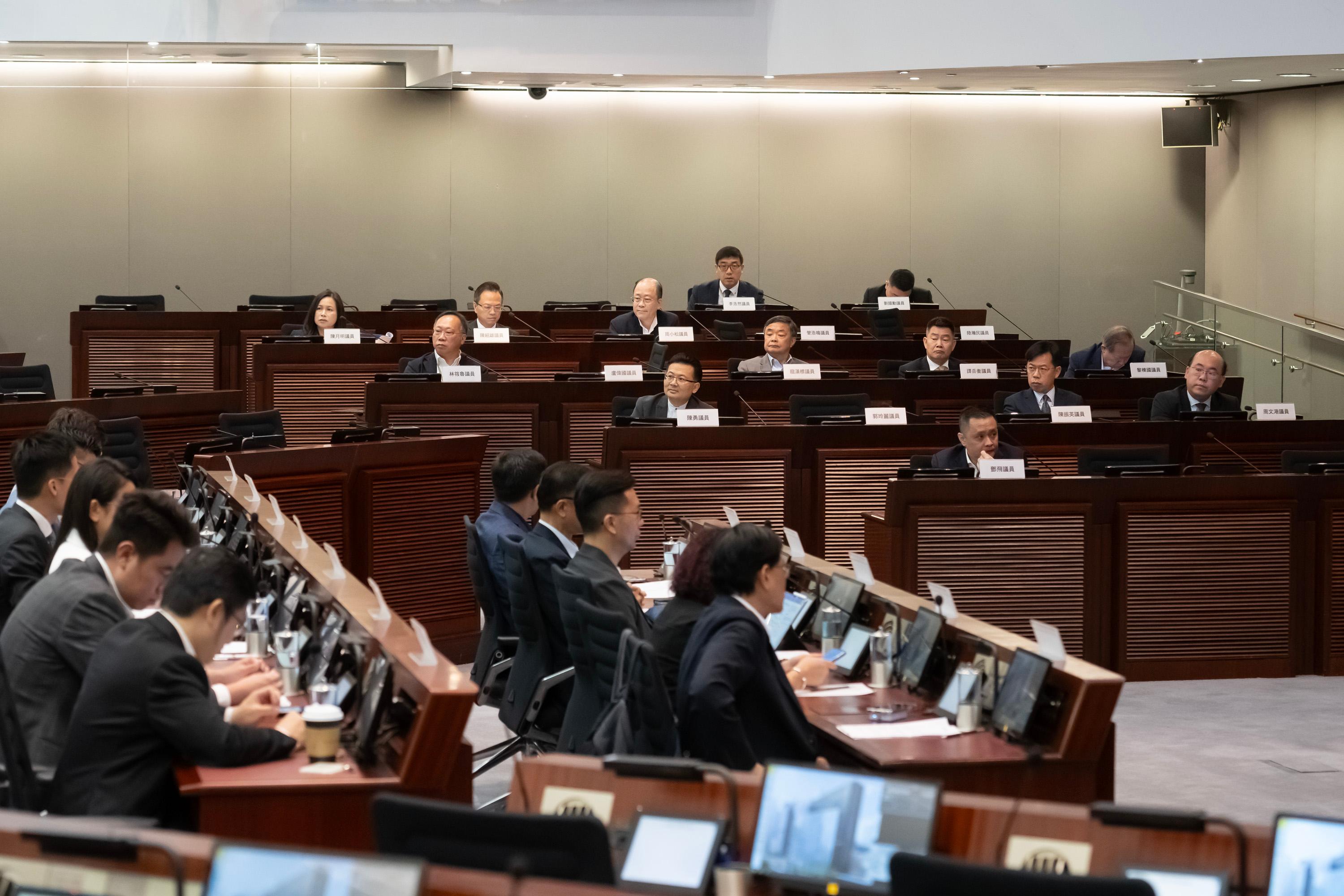 The Legislative Council (LegCo) Members met with the new term Tuen Mun District Council (DC) and Wong Tai Sin DC members at the LegCo Complex today (July 19). Members of the LegCo and the Tuen Mun DC exchanged views on the strengthening of waste and food waste recycling services in Tuen Mun.