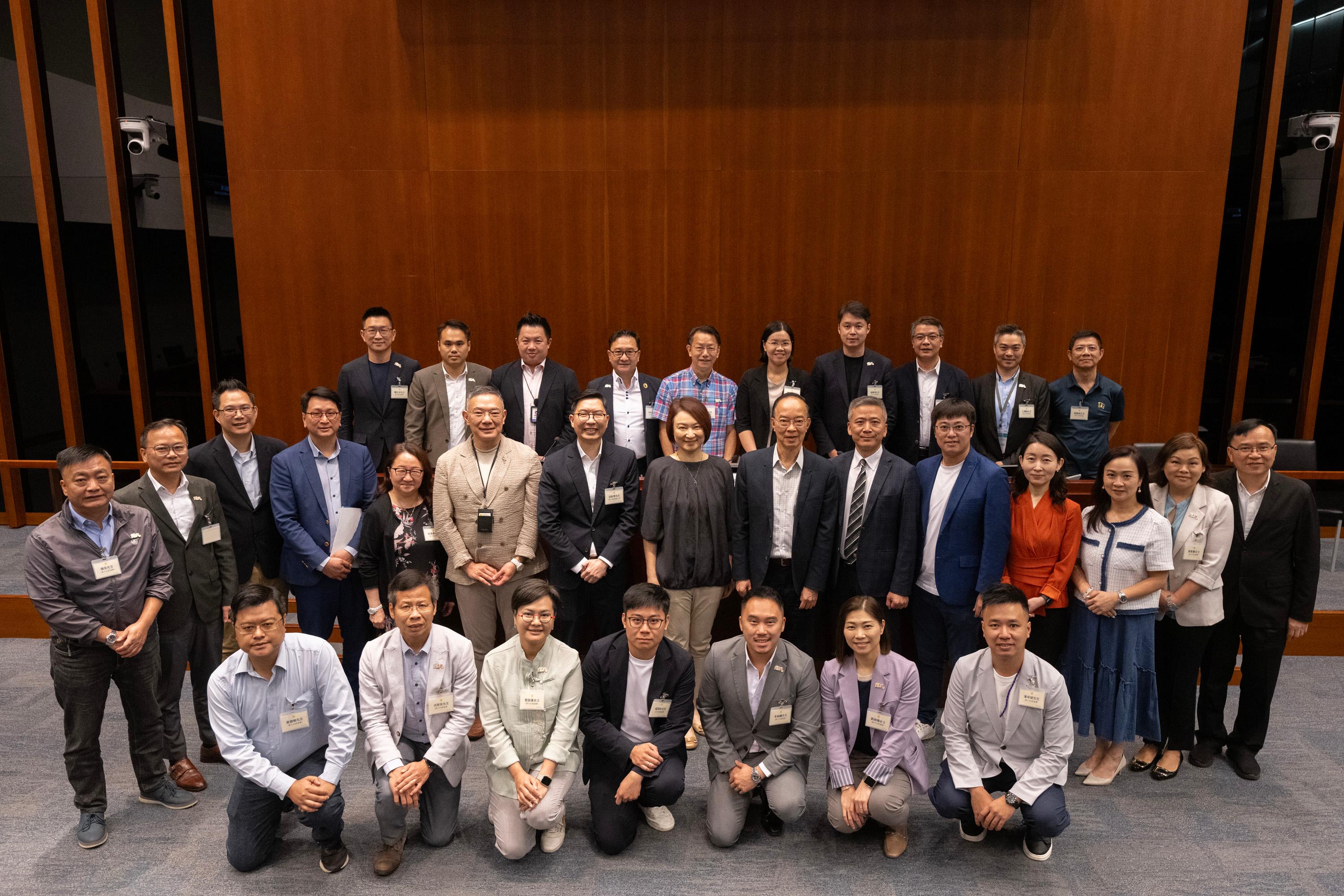 The Legislative Council (LegCo) Members met with the new term Tuen Mun District Council (DC) and Wong Tai Sin DC members at the LegCo Complex today (July 19). Photo shows Members of the LegCo and the Wong Tai Sin DC after the meeting.