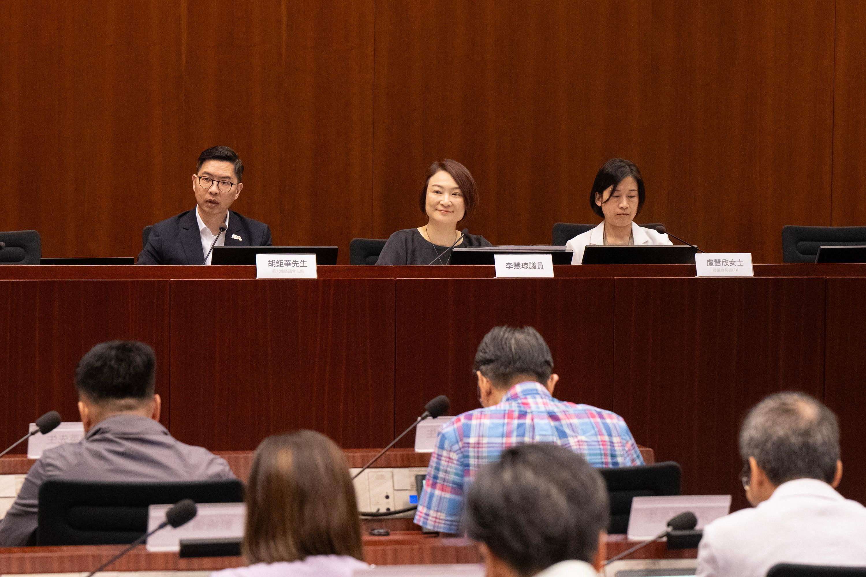 The Legislative Council (LegCo) Members met with the new term Tuen Mun District Council (DC) and Wong Tai Sin DC members at the LegCo Complex today (July 19). Members of the LegCo and the Wong Tai Sin DC discussed measures to prevent large-scale flooding in the district and the promotion of long-term development of the local economy.
