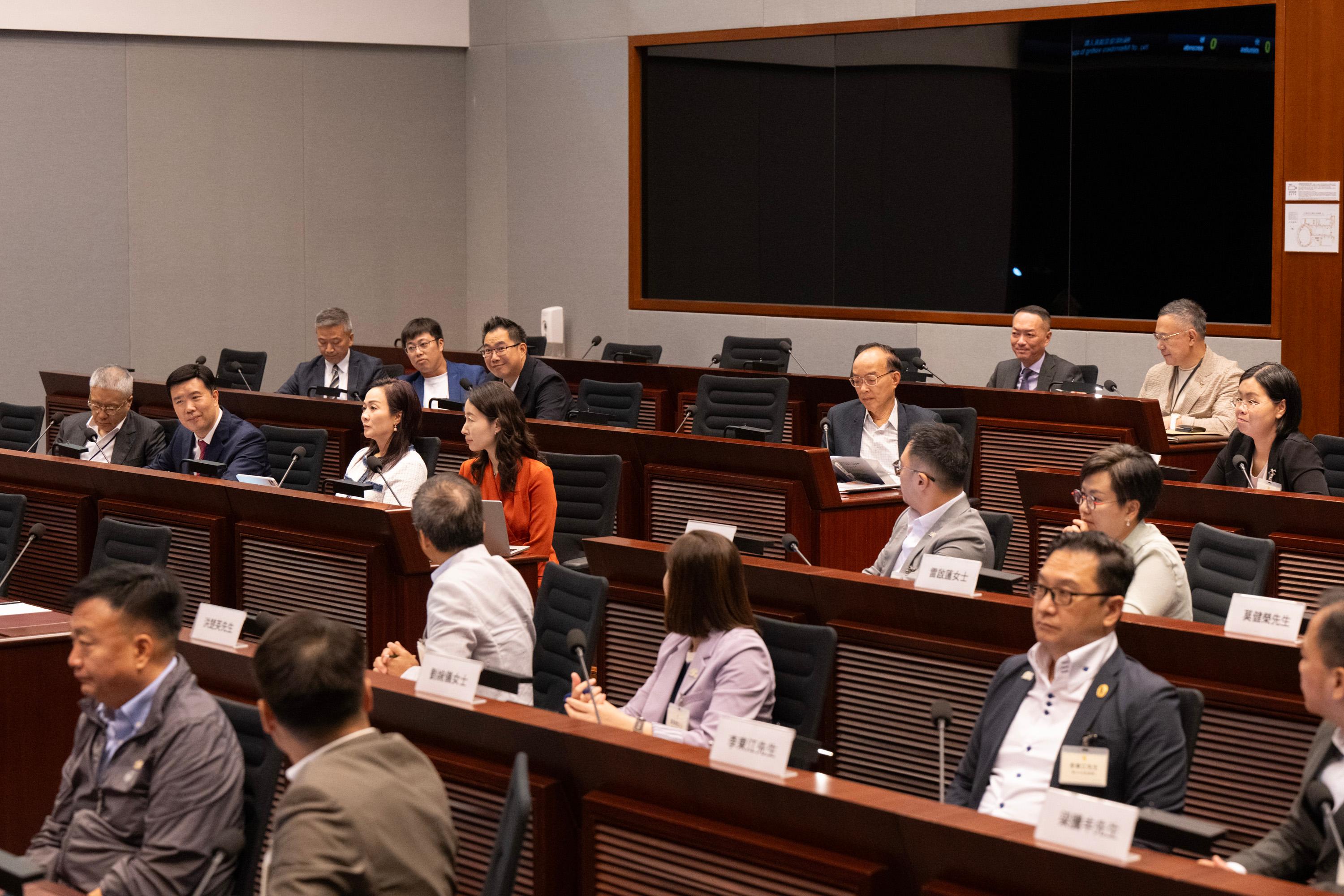 The Legislative Council (LegCo) Members met with the new term Tuen Mun District Council (DC) and Wong Tai Sin DC members at the LegCo Complex today (July 19). Members of the LegCo and the Wong Tai Sin DC exchanged views on the redevelopment study for Choi Hung Estate.
