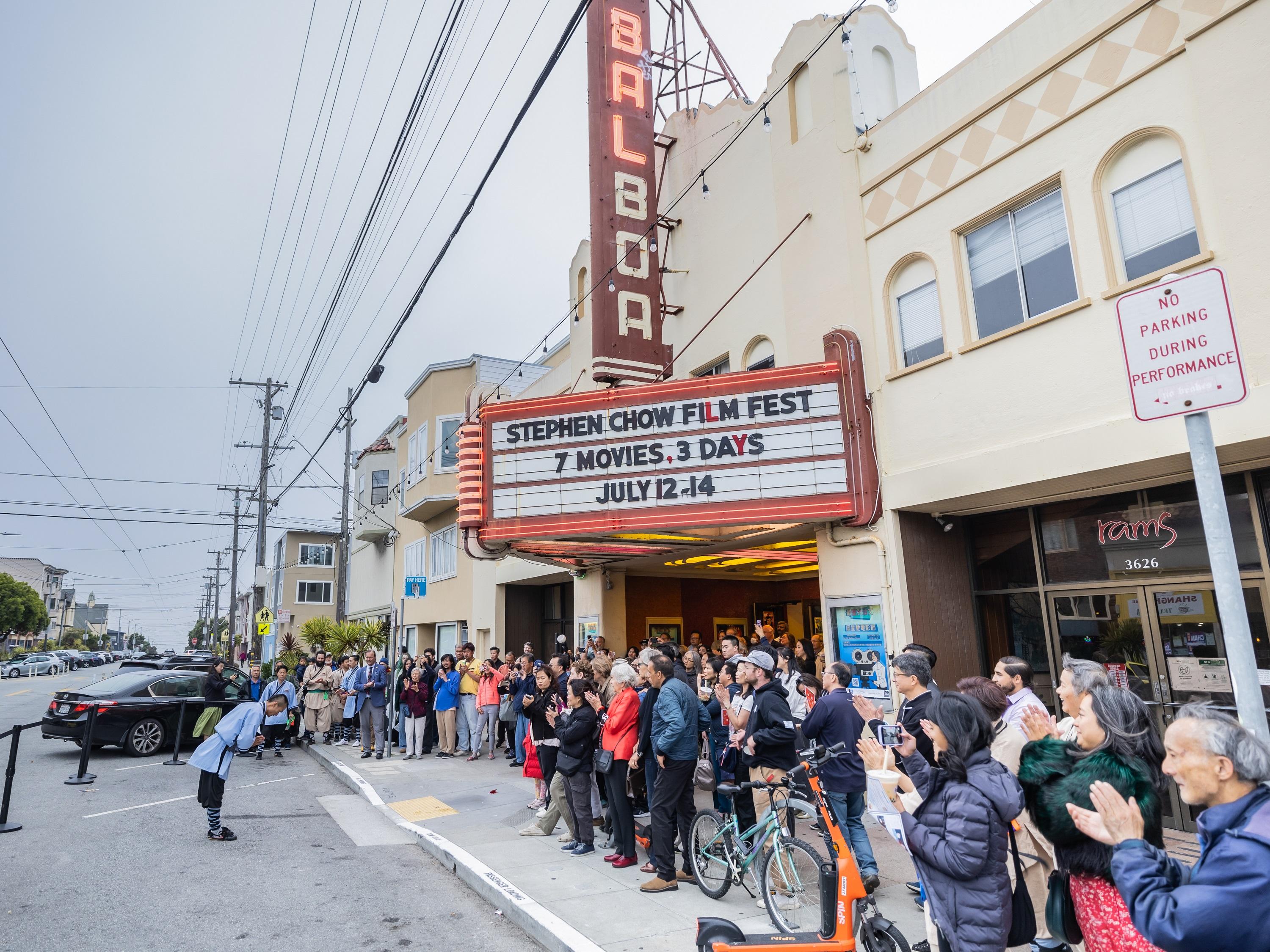 The "Heart of the Richmond: Stephen Chow Film Festival" was held in San Francisco, California, from July 12 to 14 (San Francisco Time). Photo shows guests gathering outside the Balboa Theater for a kung fu performance at the opening reception on July 12 (San Francisco Time).