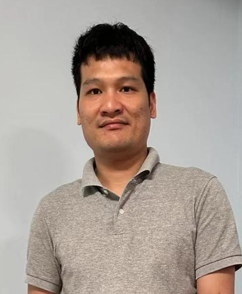 Chow Wai-cheung, aged 33, is about 1.8 metres tall and of medium build. He has a square face with yellow complexion and short black hair. He was last seen wearing a white short-sleeved T-shirt, blue jeans, white shoes and carrying a grey crossbody bag.