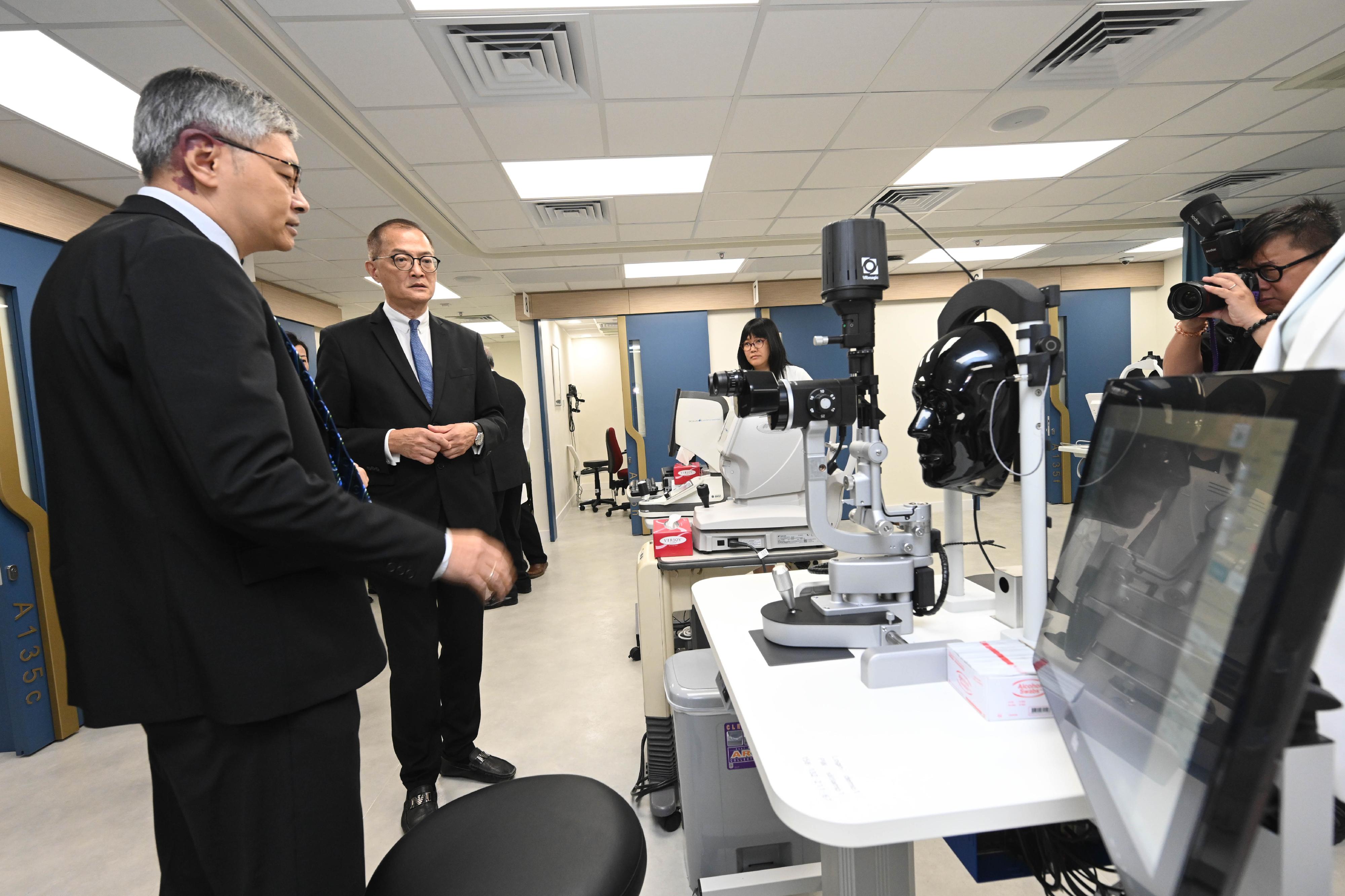 The Secretary for Health, Professor Lo Chung-mau (second left), visits the School of Optometry at the Hong Kong Polytechnic University to understand the healthcare teaching facilities of the School today (July 22).