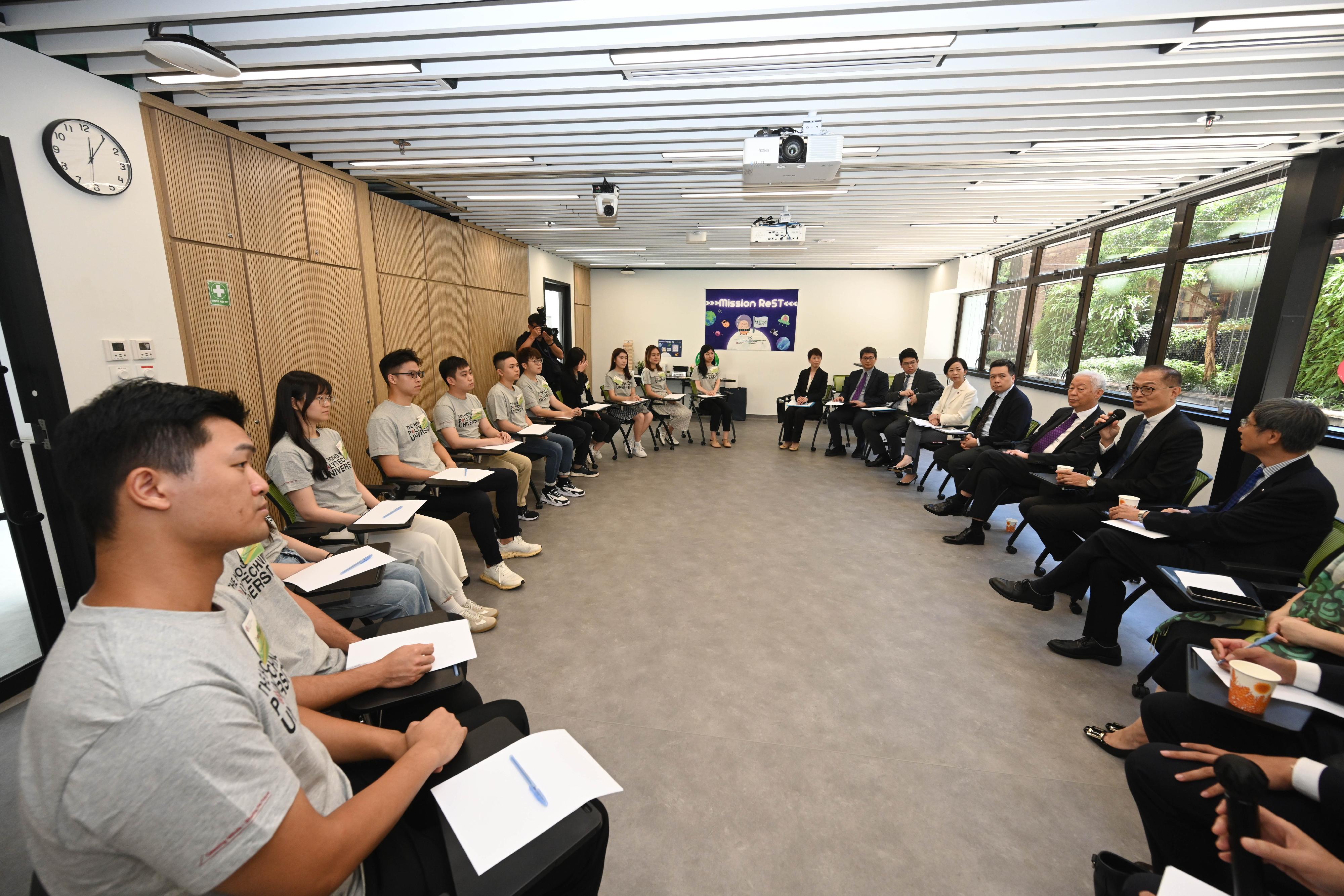 The Secretary for Health, Professor Lo Chung-mau (second right), visited the Hong Kong Polytechnic University (PolyU) and met with undergraduate and postgraduate students from different healthcare-related disciplines today (July 22), to listen to their sharing of their learning experiences as well as their faith and aspirations in their pursuit of careers in healthcare professions. The Deputy Chairman of PolyU Council, Dr Lawrence Li (third right), also attended.