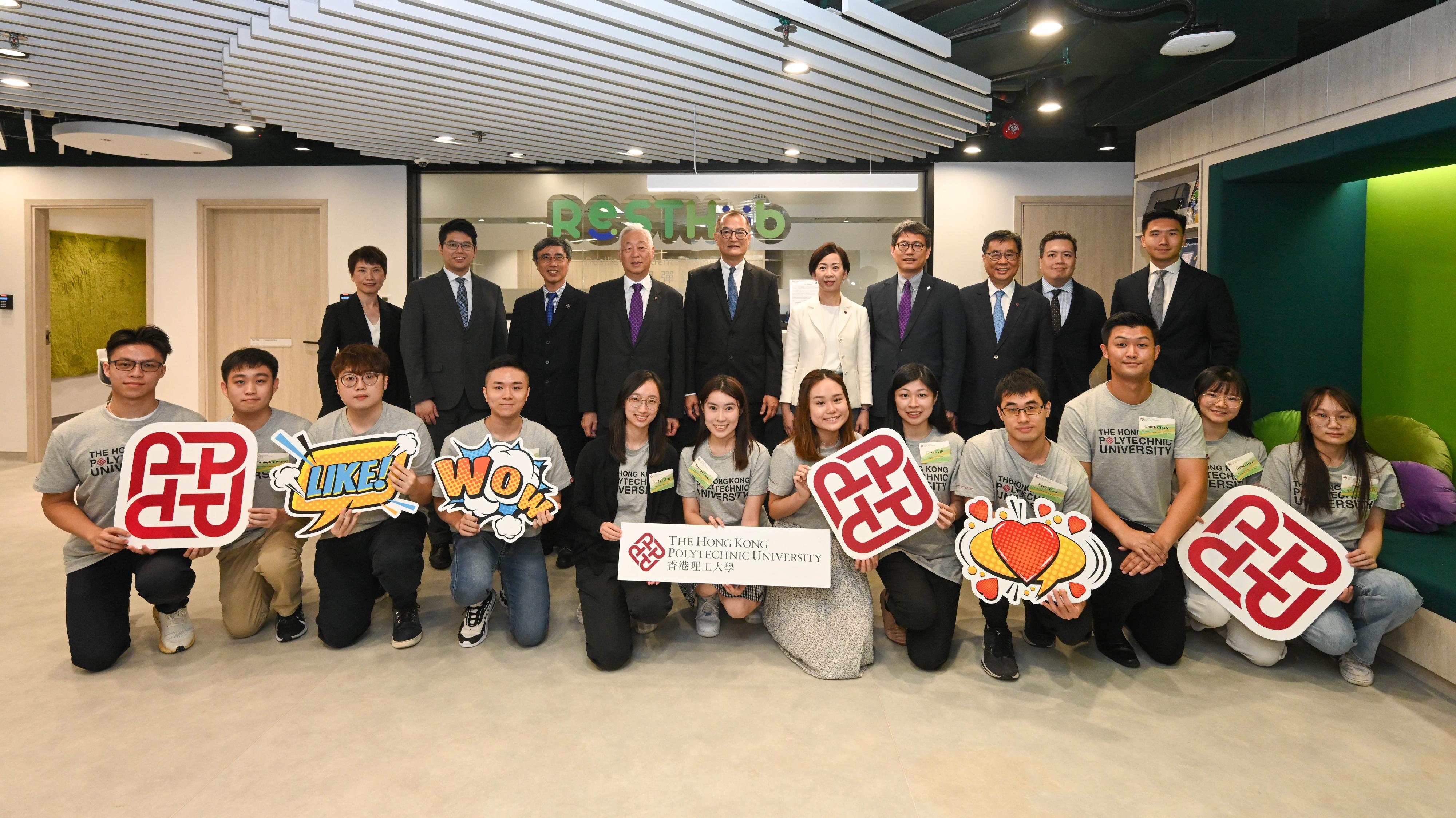 The Secretary for Health, Professor Lo Chung-mau, visited the Hong Kong Polytechnic University (PolyU) and met with students from different healthcare-related disciplines today (July 22). Photo shows Professor Lo (back row, fifth left) and the Deputy Chairman of PolyU Council, Dr Lawrence Li (back row, fourth left), as well as students and other representatives of PolyU.