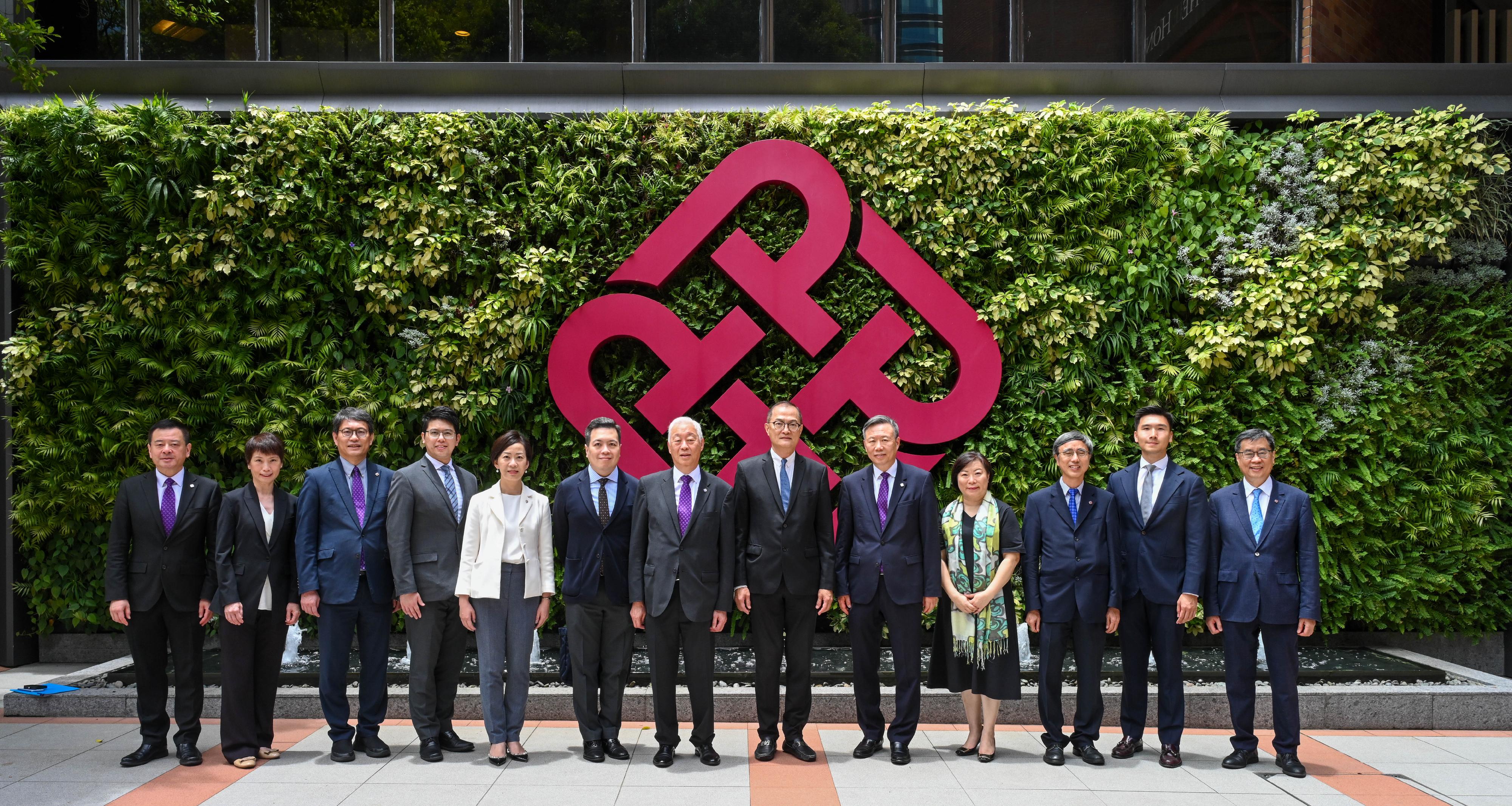 The Secretary for Health, Professor Lo Chung-mau, visited the Hong Kong Polytechnic University (PolyU) today (July 22). Photo shows Professor Lo (sixth right); the President of PolyU, Professor Teng Jinguang (fifth right); and the Deputy Chairman of PolyU Council, Dr Lawrence Li (seventh left), after the campus visit.