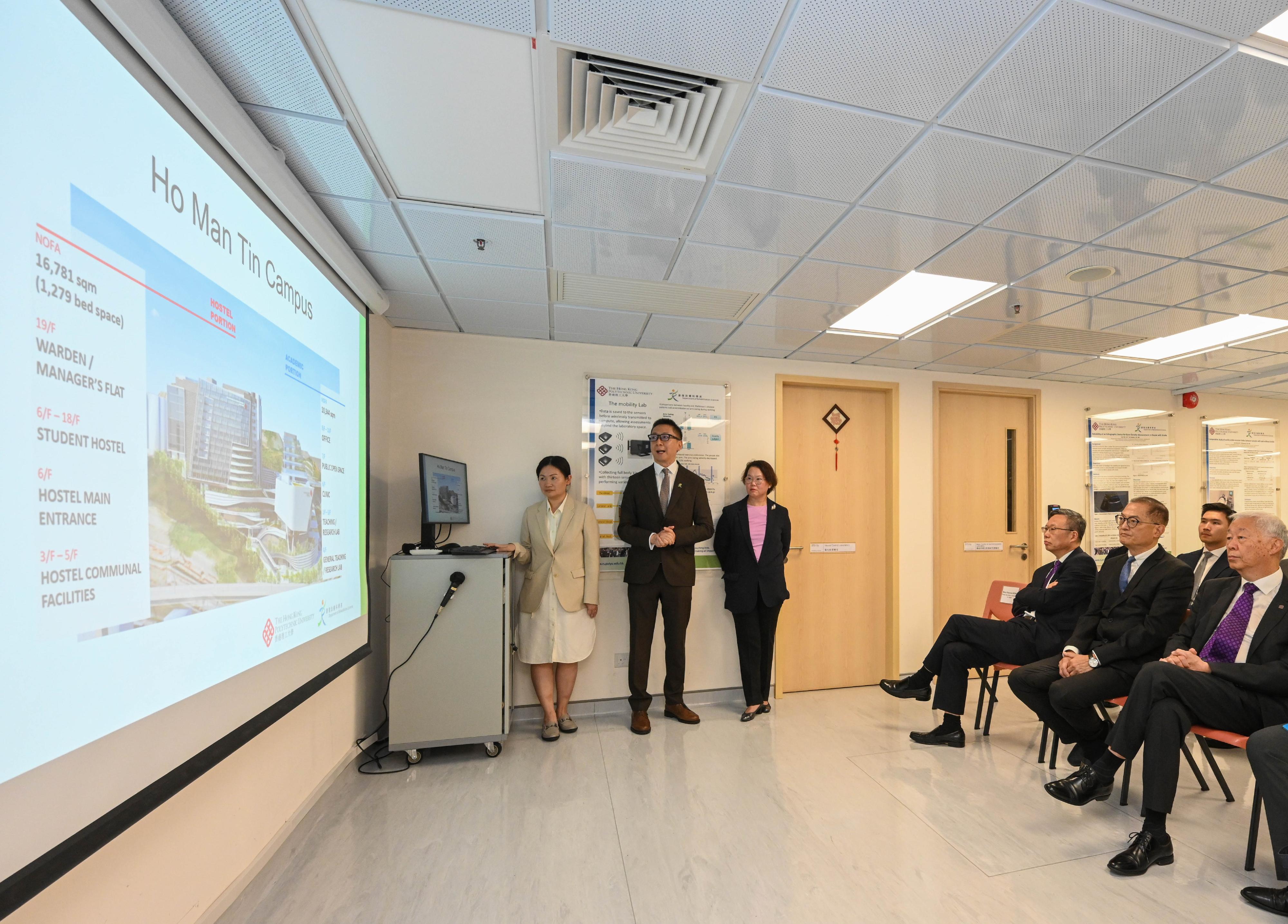 The Secretary for Health, Professor Lo Chung-mau (second right), visits the Hong Kong Polytechnic University (PolyU) today (July 22) and receives a briefing from the staff on the university's latest progress in enhancing its healthcare teaching facilities in the company of the Deputy Chairman of PolyU Council, Dr Lawrence Li (first right), and the President of PolyU, Professor Teng Jinguang (third right).