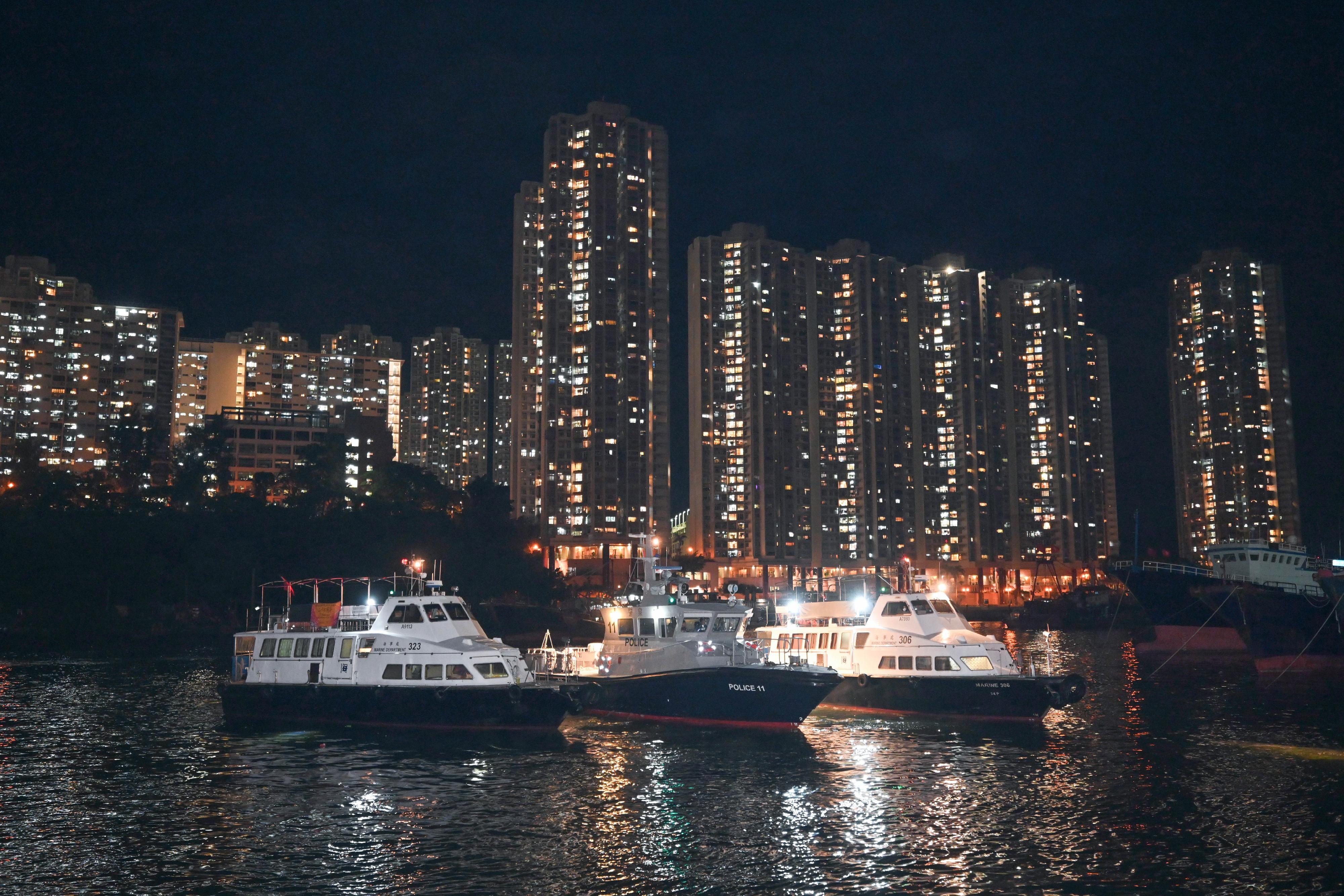 海事处于七月八和十六日晚上联同警务处分别在香港东部及南部水域进行打击不适当使用光灯捕鱼的联合行动。