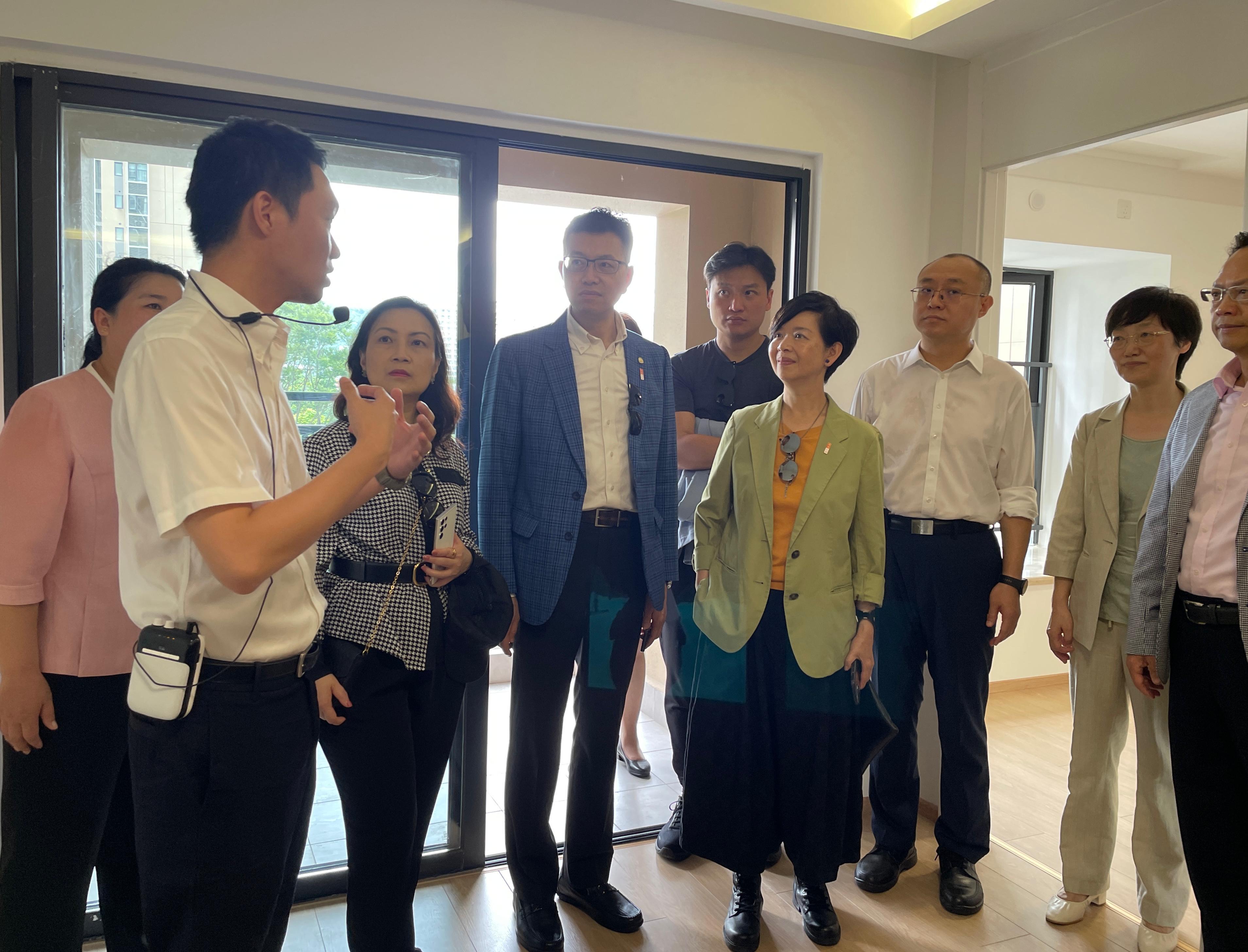 The Secretary for Housing, Ms Winnie Ho, together with a delegation of the Housing Department and the Legislative Council (LegCo) Panel on Housing, continued their visit to Shenzhen today (July 22). Photo shows Ms Ho (fourth right) and the Chairman of the LegCo Panel on Housing, Mr Stanley Ng (third left), accompanied by the Director-General of the Department of Housing and Urban-Rural Development of Guangdong Province, Mr Zhang Yong (third right), and the Director of the Housing Indemnification Division, Housing and Construction Bureau of Shenzhen Municipality, Ms Qiu Yingying (second right), touring the public rental housing project Phoenix Yinghui Town.

