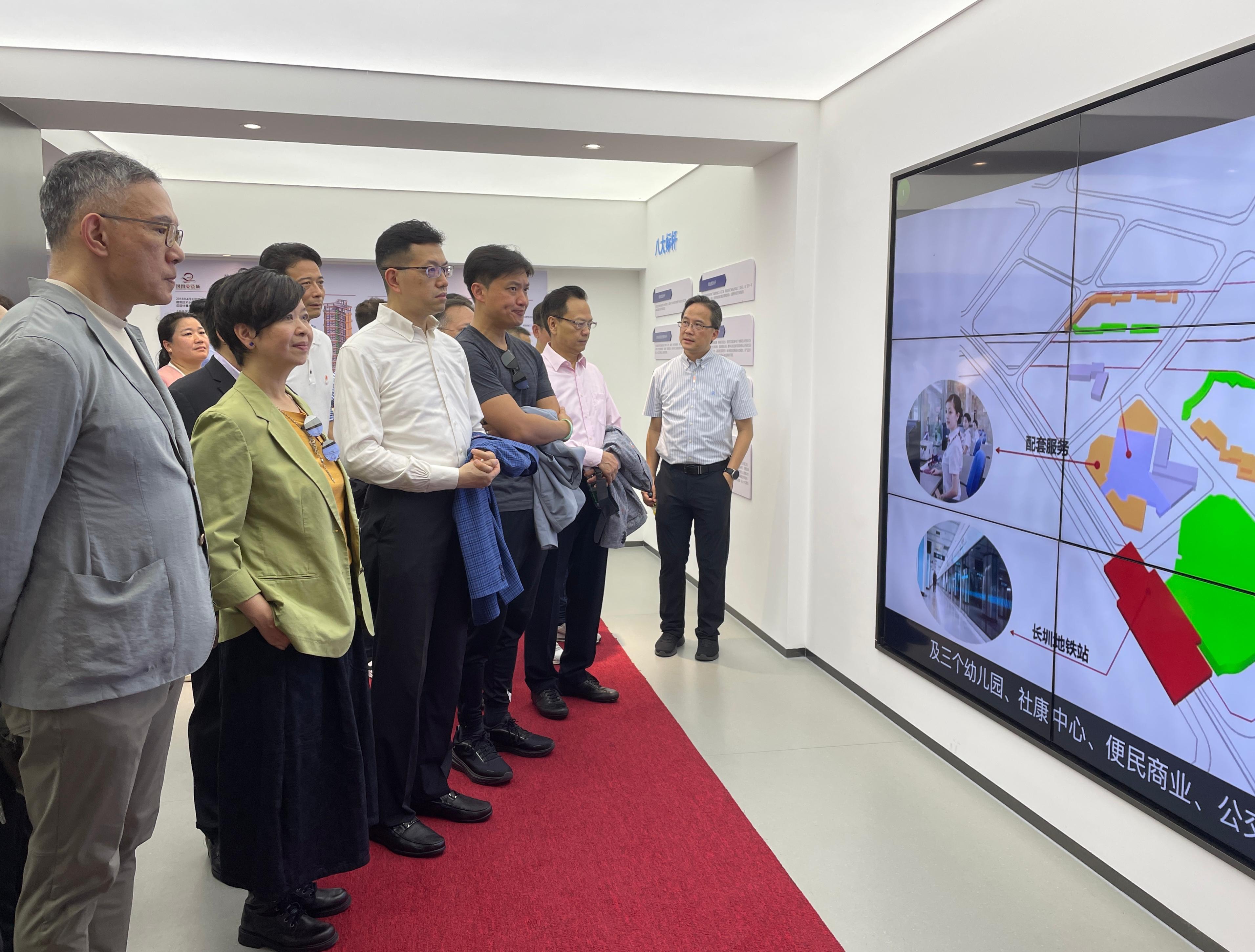 The Secretary for Housing, Ms Winnie Ho, together with a delegation of the Housing Department and the Legislative Council (LegCo) Panel on Housing, continued their visit to Shenzhen today (July 22). Photo shows Ms Ho (second left) and the Chairman of the LegCo Panel on Housing, Mr Stanley Ng (third left), touring the public rental housing project Phoenix Yinghui Town.