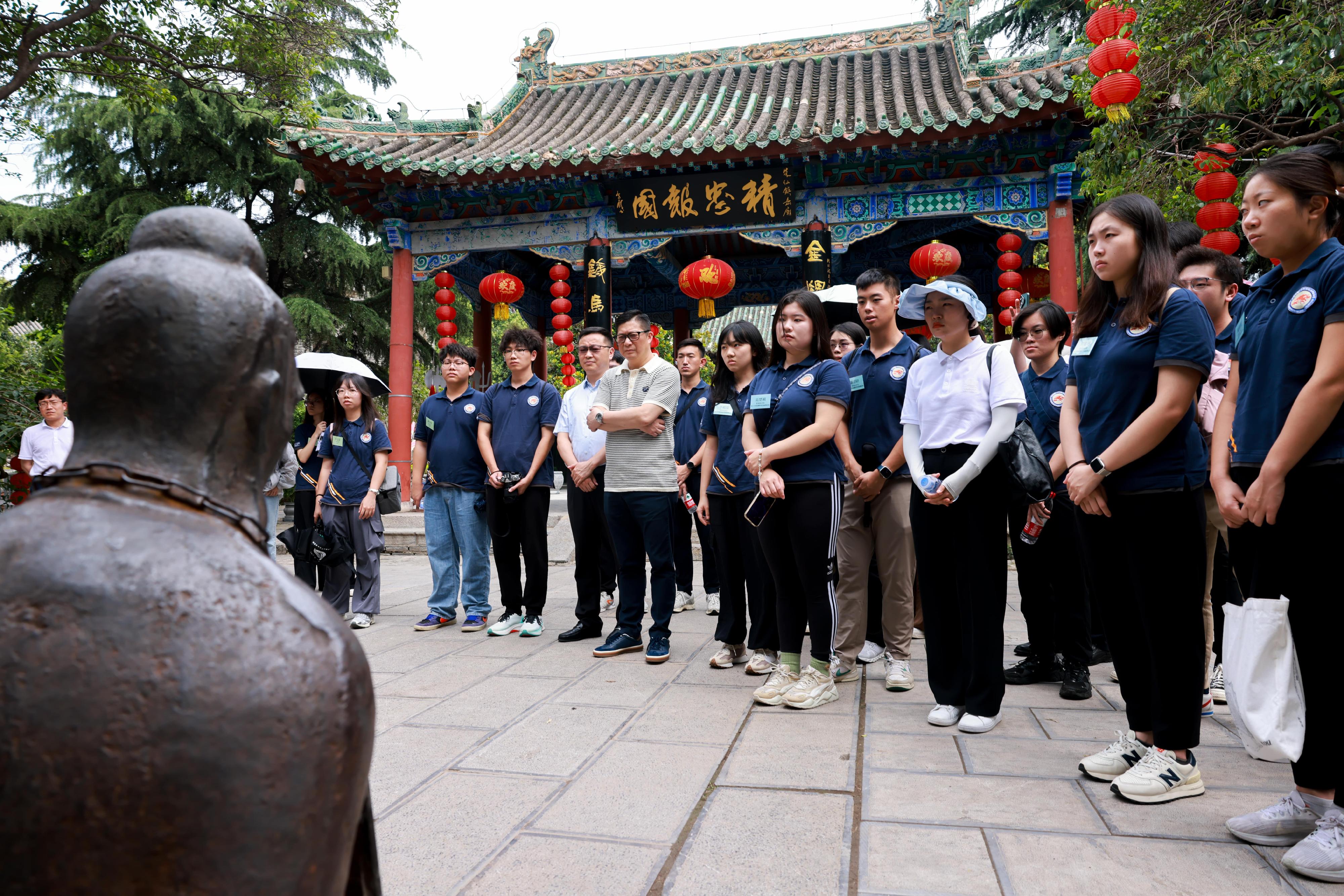 The Secretary for Security, Mr Tang Ping-keung, today (July 22) led 28 members of the Security Bureau Youth Uniformed Group Leaders Forum and students of Shenzhen University, the Forum's partner, to continue with the six-day study tour to Henan Province which started from July 20 for a better understanding of the country's history and culture, as well as its modern development. Photo shows Mr Tang and members of the study tour visiting Yue Fei Temple in Kaifeng City.