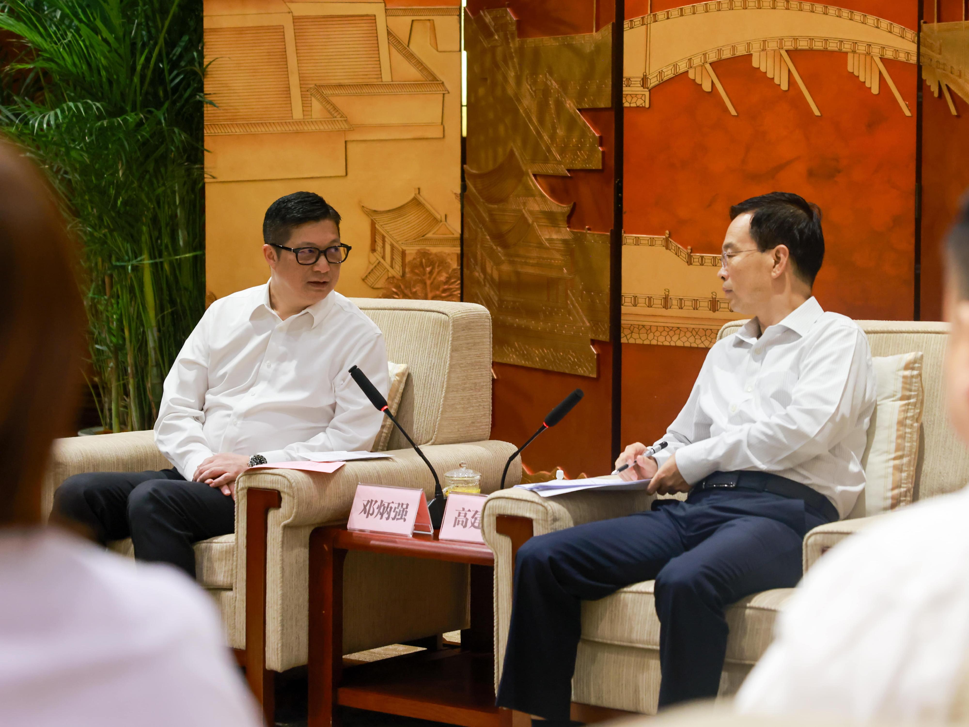 The Secretary for Security, Mr Tang Ping-keung, today (July 22) led 28 members of the Security Bureau Youth Uniformed Group Leaders Forum and students of Shenzhen University, the Forum's partner, to continue with the six-day study tour to Henan Province which started from July 20 for a better understanding of the country's history and culture, as well as its modern development. Photo shows Mr Tang (left) meeting with the Secretary of the CPC Kaifeng Municipal Committee, Mr Gao Jianjun.