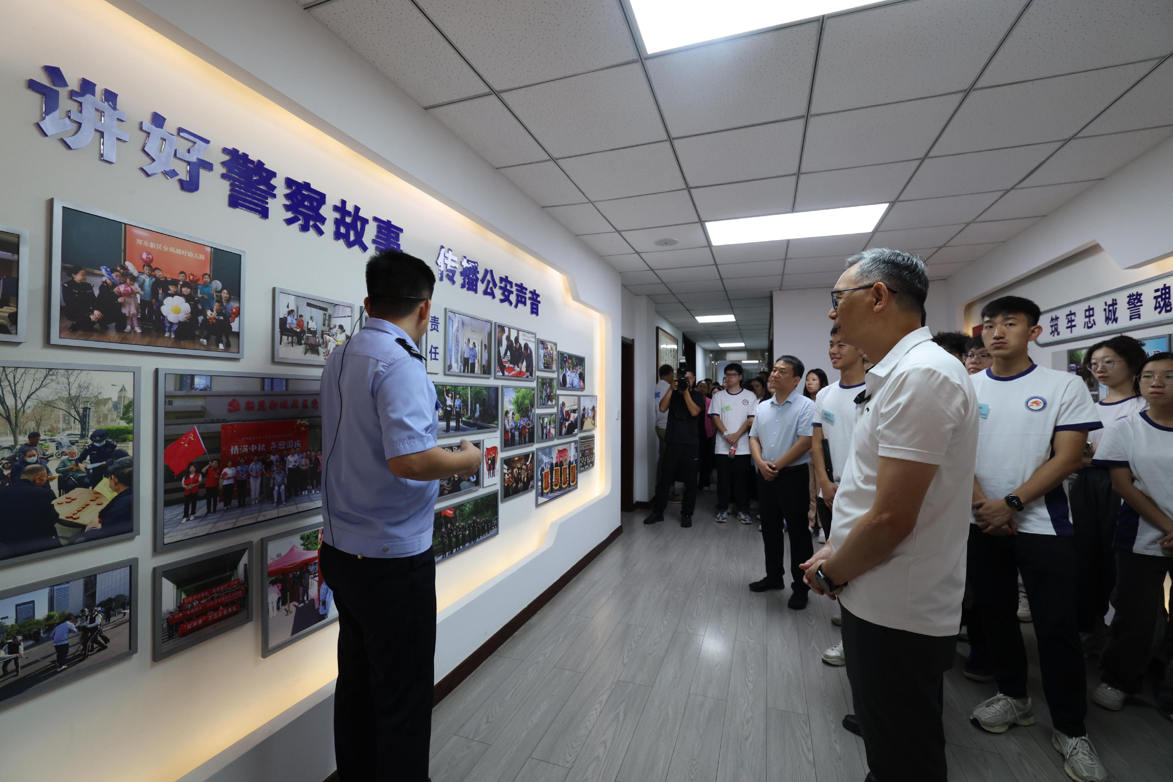 The Under Secretary for Security, Mr Michael Cheuk, led 28 members of the Security Bureau Youth Uniformed Group Leaders Forum and students of Shenzhen University, the Forum's partner, to continue with the six-day study tour to Henan Province, which started from July 20, for a better understanding of the country's history and culture, as well as its modern development. Photo shows Mr Cheuk (right) and members of the study tour visiting a police station in Ruyi Lake on July 25 to learn about the work of the country’s public security system.
