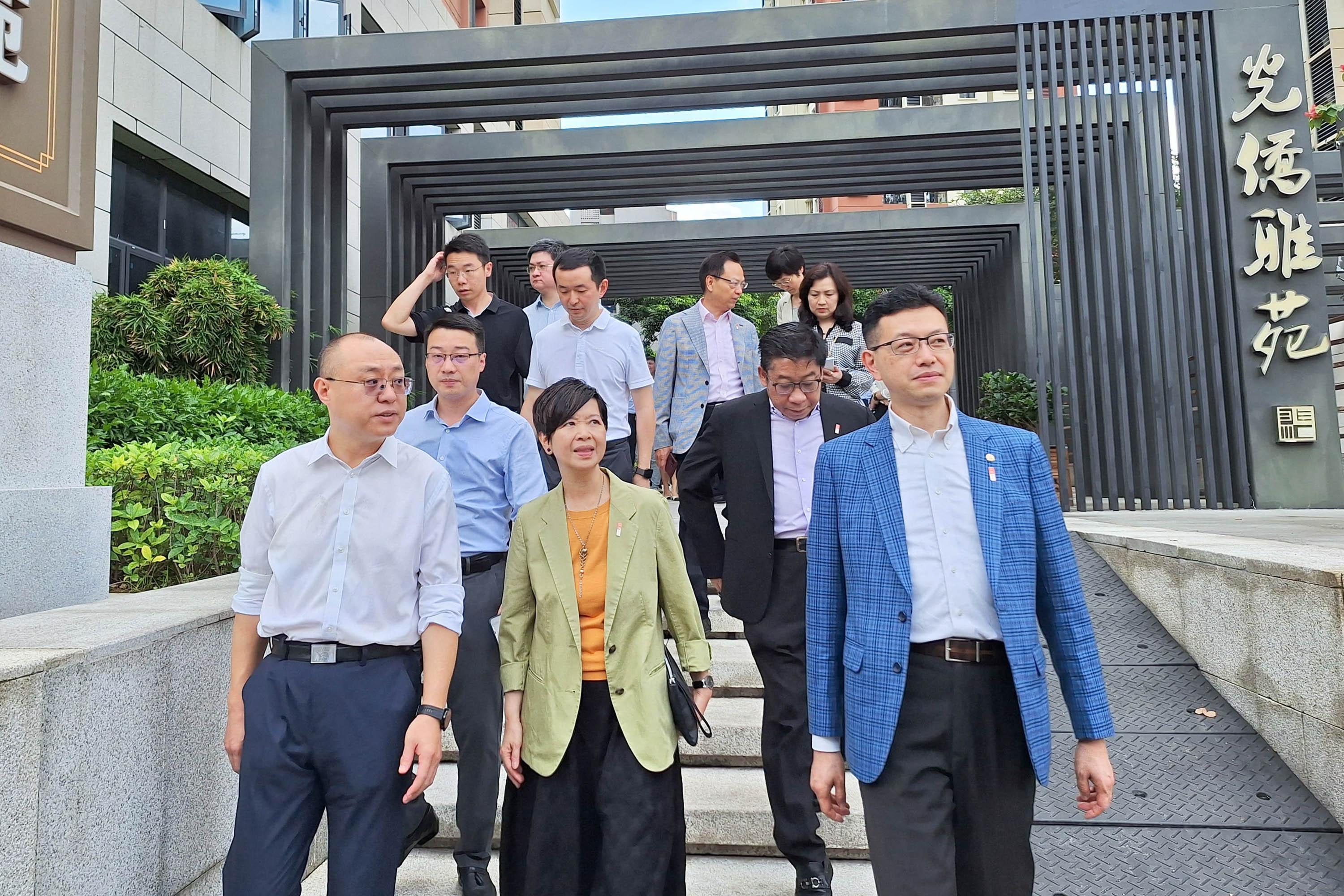 The delegation of the Legislative Council (LegCo) Panel on Housing concludes its two-day visit to Zhuhai and Shenzhen today (July 22). Photo shows the Chairman of the Panel on Housing, Mr Stanley Ng (front row, first right), other LegCo Members and the Secretary for Housing, Ms Winnie Ho (front row, centre) visiting the Guangqiao Yayuan.