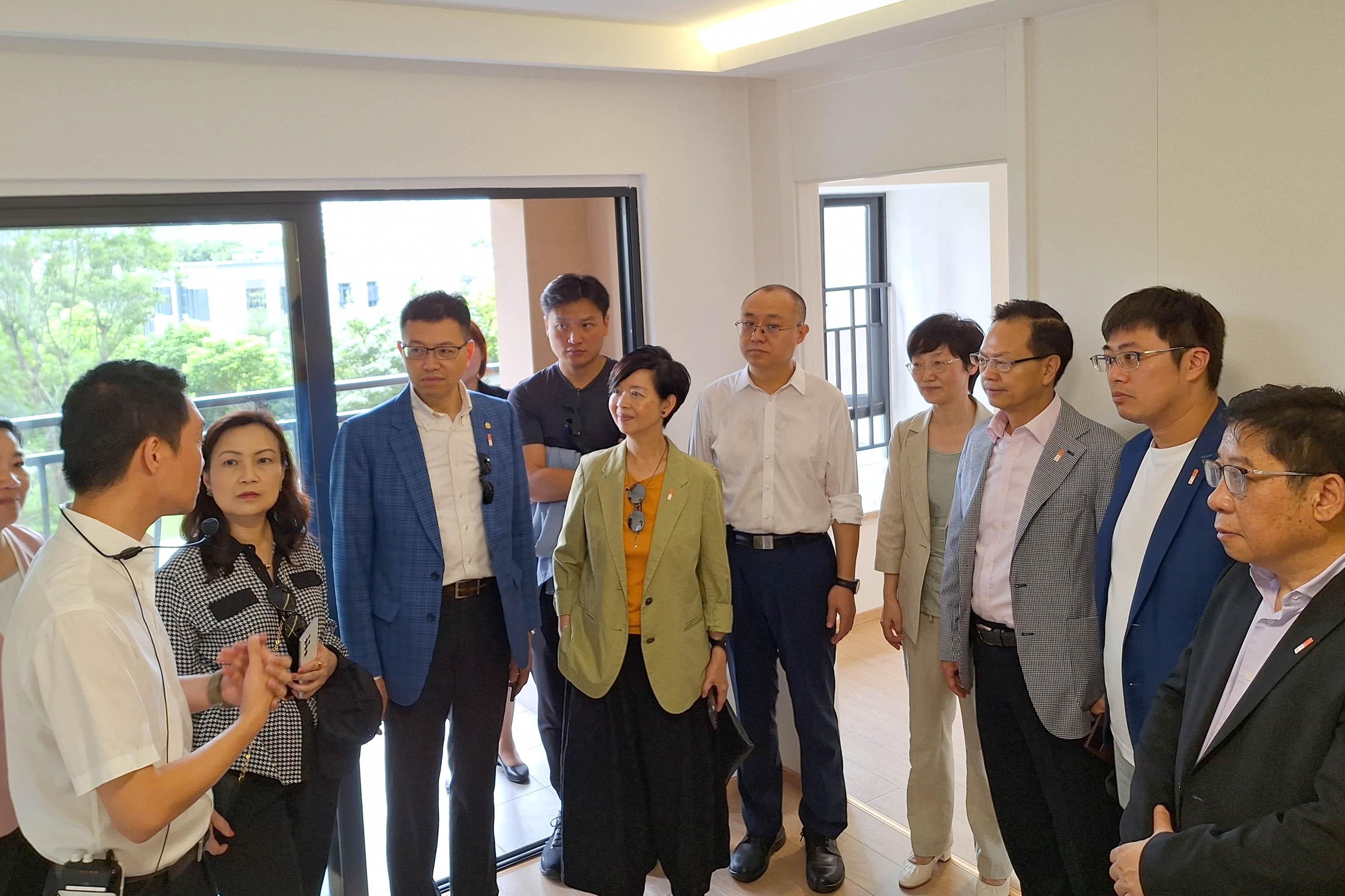 The delegation of Legislative Council Panel on Housing concluded its two-day visit to Zhuhai and Shenzhen today (July 22). Photo shows the delegation visiting the Phoenix Yinghui Town. 