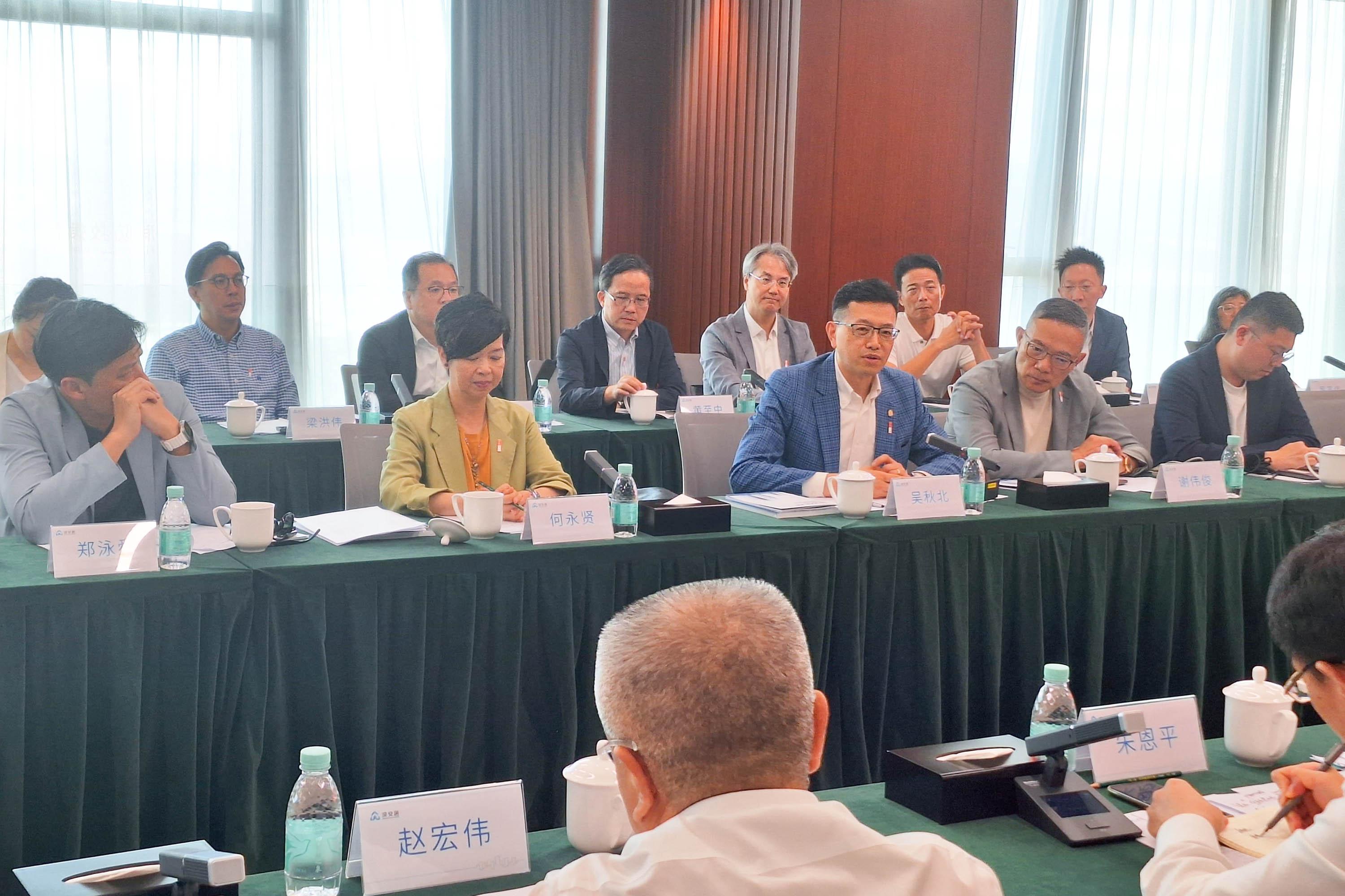 The delegation of Legislative Council Panel on Housing concluded its two-day visit to Zhuhai and Shenzhen today (July 22). Photo shows the delegation meeting with the representatives of the Housing and Construction Bureau of Shenzhen Municipality.