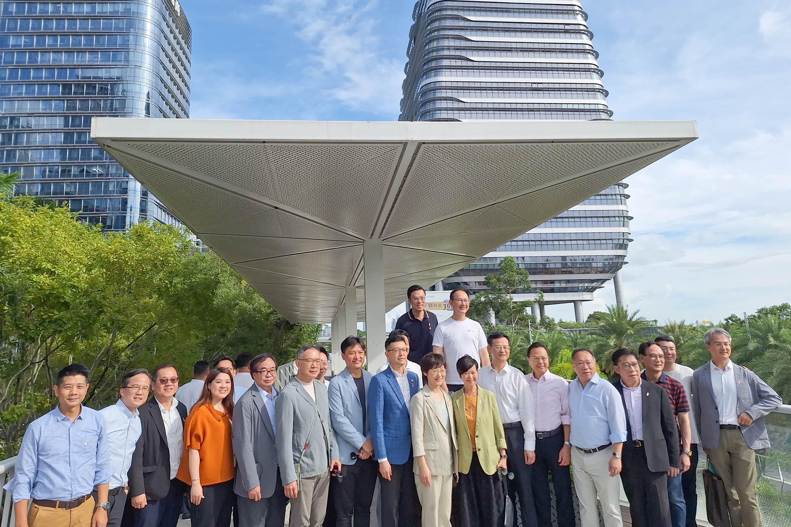 The delegation of Legislative Council Panel on Housing concluded its two-day visit to Zhuhai and Shenzhen today (July 22). Photo shows the delegation visiting the Double-line Park in Bao'an Central District.