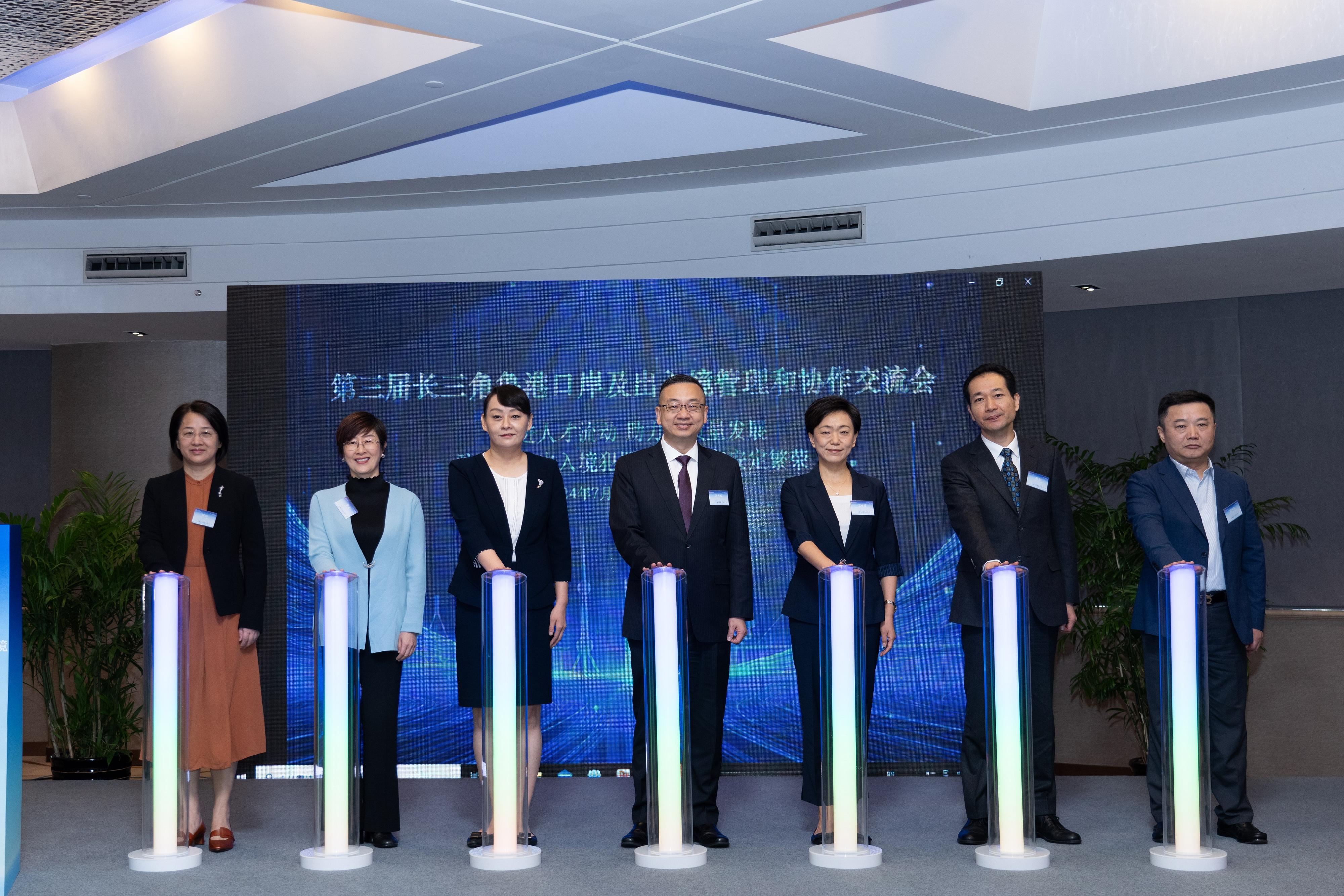 The Director of Immigration, Mr Benson Kwok (fourth left), attended the Third Yangtze Delta Region, Shandong and Hong Kong Ports and Immigration Management and Co-operation Symposium in Shanghai for two consecutive days since yesterday (July 21) and officiated at the launching ceremony with the Director of the Hong Kong Economic and Trade Office of the Government of the Hong Kong Special Administrative Region (HKSAR) in Shanghai, Mrs Laura Aron (second left); the Deputy Director General of the Department of Chinese Citizens Exit and Entry Administration, Exit and Entry Administration of the People's Republic of China, Ms Wang Ling (third left); and representatives of the Police Liaison Department of the Liaison Office of the Central People’s Government in the HKSAR and immigration inspection, exit-entry administration authorities of Shanghai municipality, as well as the Hong Kong and Macao Affairs Office of the public security authorities.