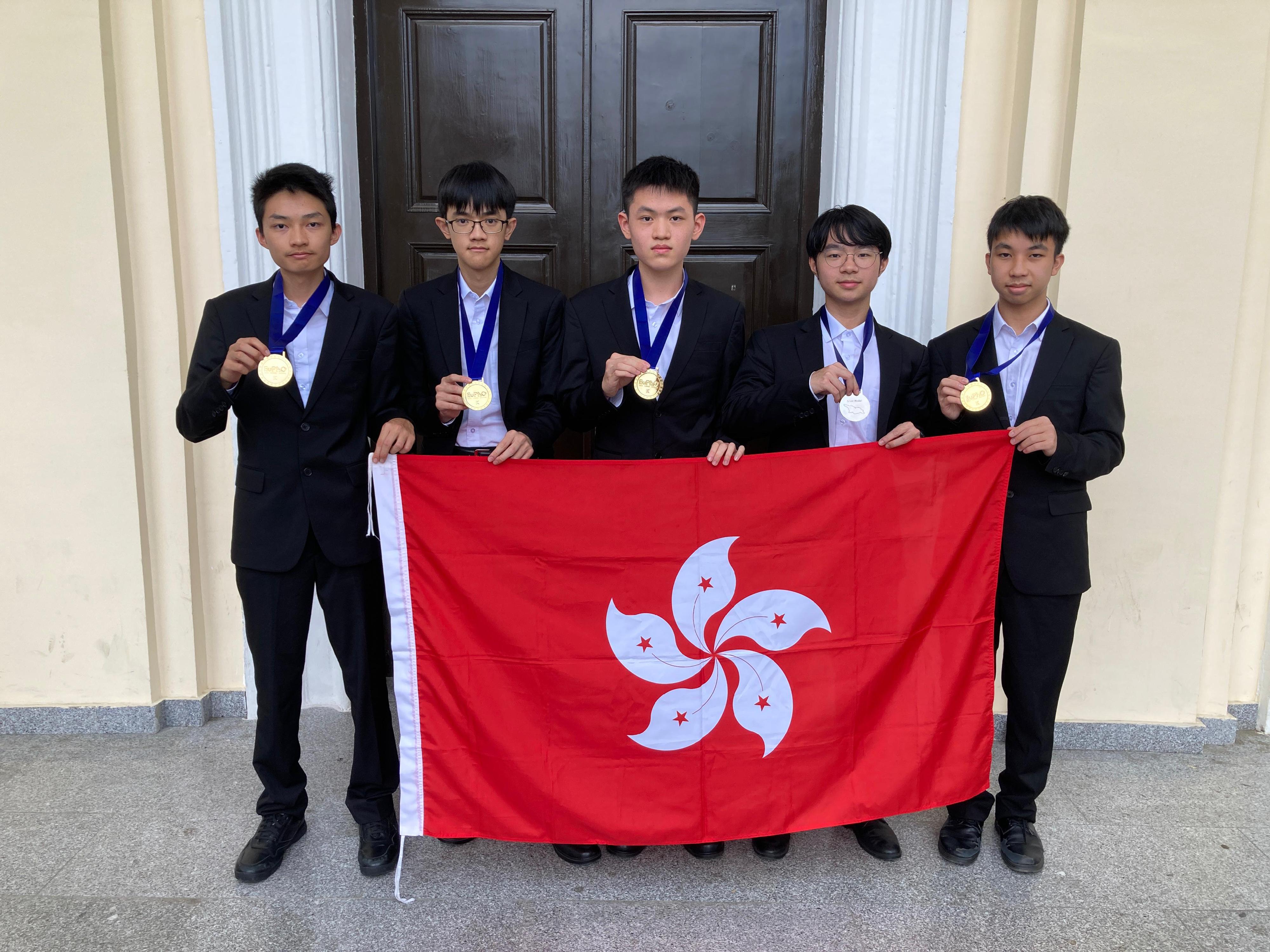 Five students representing Hong Kong achieved excellent results in the 8th European Physics Olympiad which was held in Georgia from July 15 to 19. They are (from left) Edison Fu, Yeung Yeung, Qiao Lok-hei, Hui Pok-shing and Haydn Cheng.