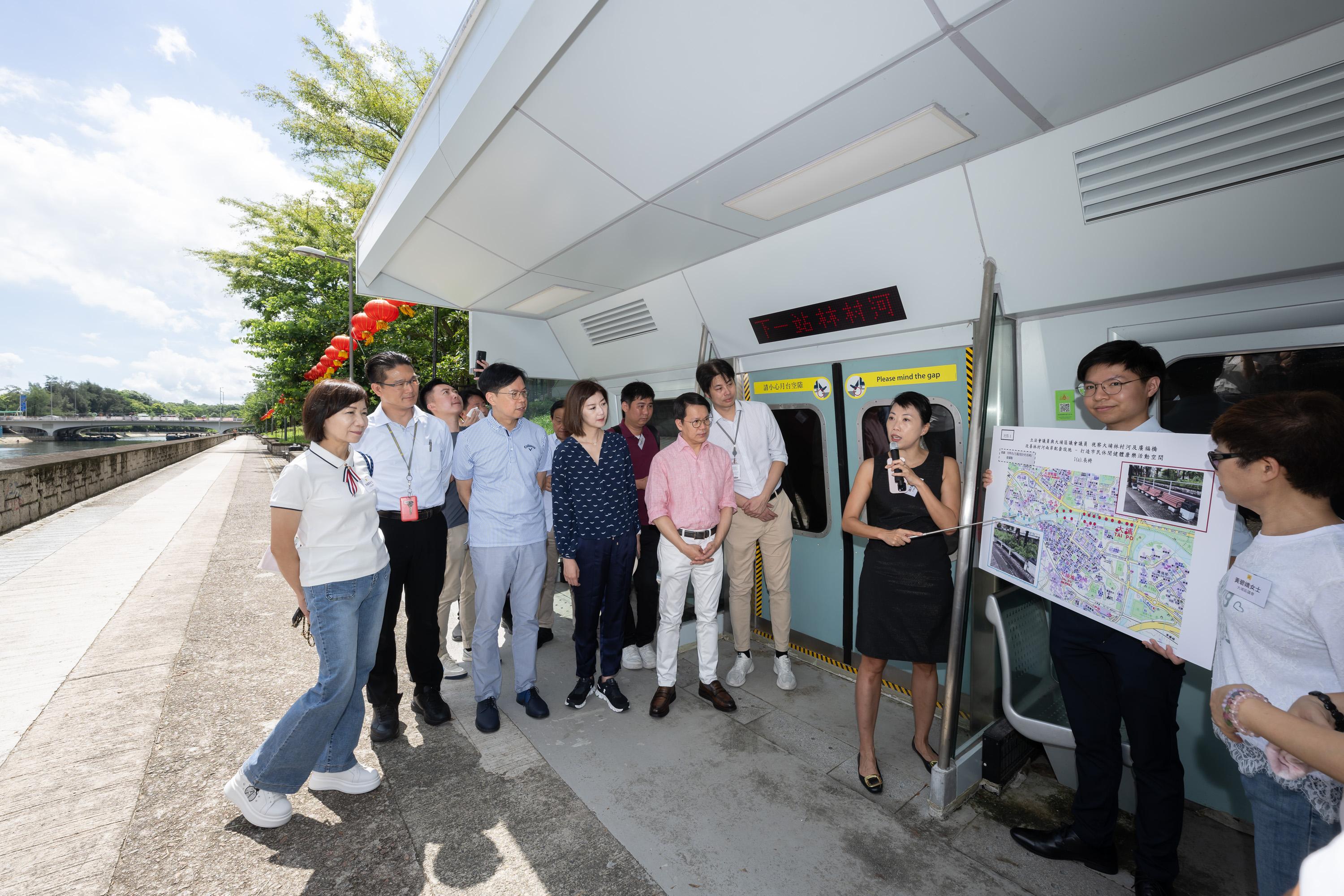 The Legislative Council (LegCo) Members and Tai Po District Council (DC) members visit Lam Tsuen River and Kwong Fuk Bridge in Tai Po today (July 23).  Photos shows LegCo Members learning about Tai Po DC’s concern on improving the ancillary facilities of Lam Tsuen River and the latest progress of the works project of building a vehicular bridge near Kwong Fuk Bridge.