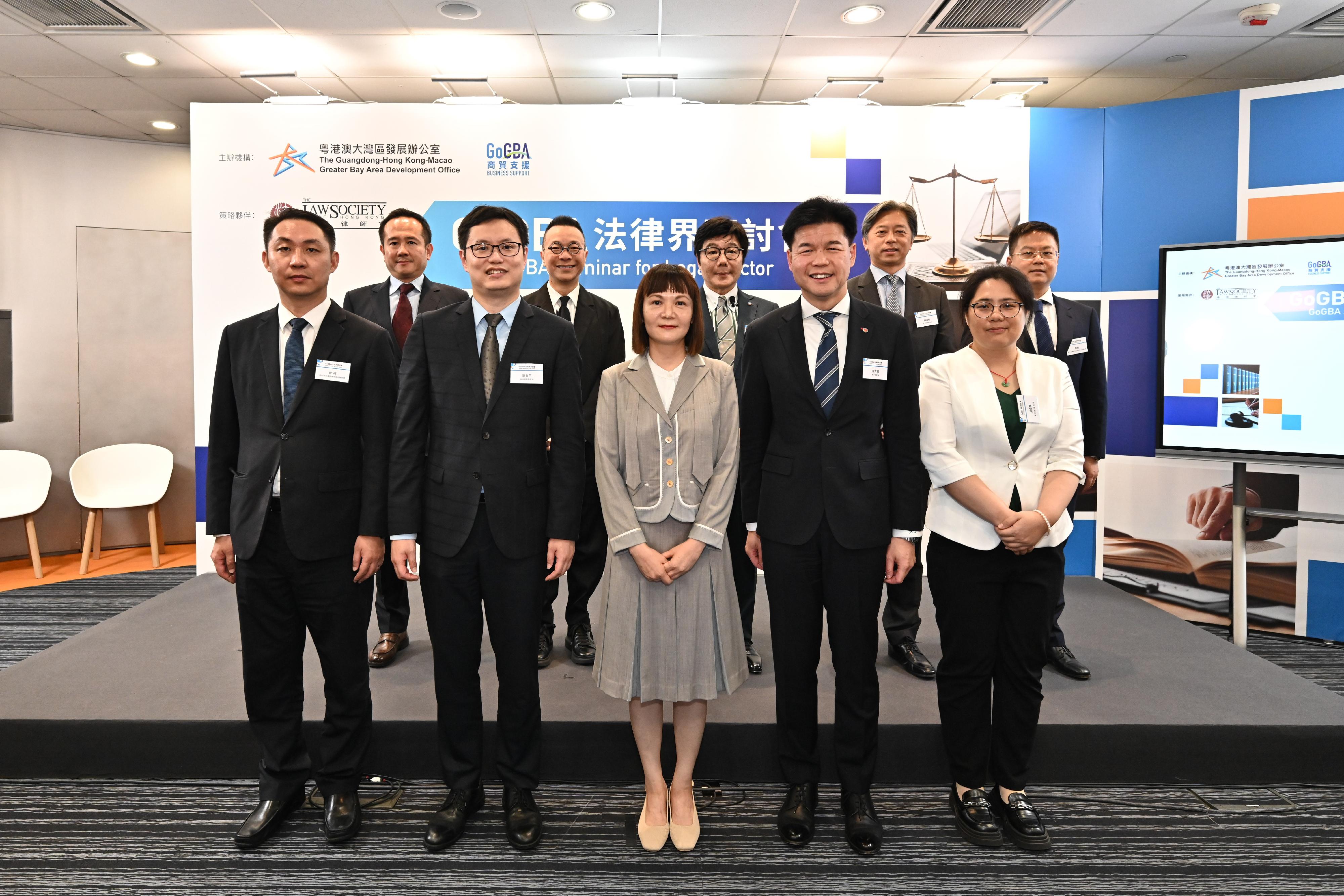 The Guangdong-Hong Kong-Macao Greater Bay Area Development Office of the Constitutional and Mainland Affairs Bureau and the Hong Kong Trade Development Council co-organised the "GoGBA Seminar for Legal Sector" today (July 23). Photo shows the Commissioner for the Development of the Guangdong-Hong Kong-Macao Greater Bay Area, Ms Maisie Chan (front row, centre); Deputy Executive Director of the Hong Kong Trade Development Council Mr Patrick Lau (front row, second left); the President of the Law Society of Hong Kong, Mr Roden Tong (front row, second right); the Director of the Rule of Law Development Division of Qianhai Authority of Shenzhen, Mr Song Liang (front row, first left); Deputy Director General of Justice Bureau of Nansha District of Guangzhou Ms Luo Weixian (front row, first right) and other guests at the event.