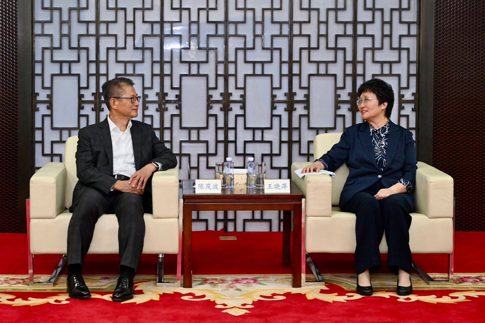 The Financial Secretary, Mr Paul Chan, continued his visit to Beijing today (July 24). Photo shows Mr Chan (left) meeting with the Minister of Human Resources and Social Security, Ms Wang Xiaoping (right).