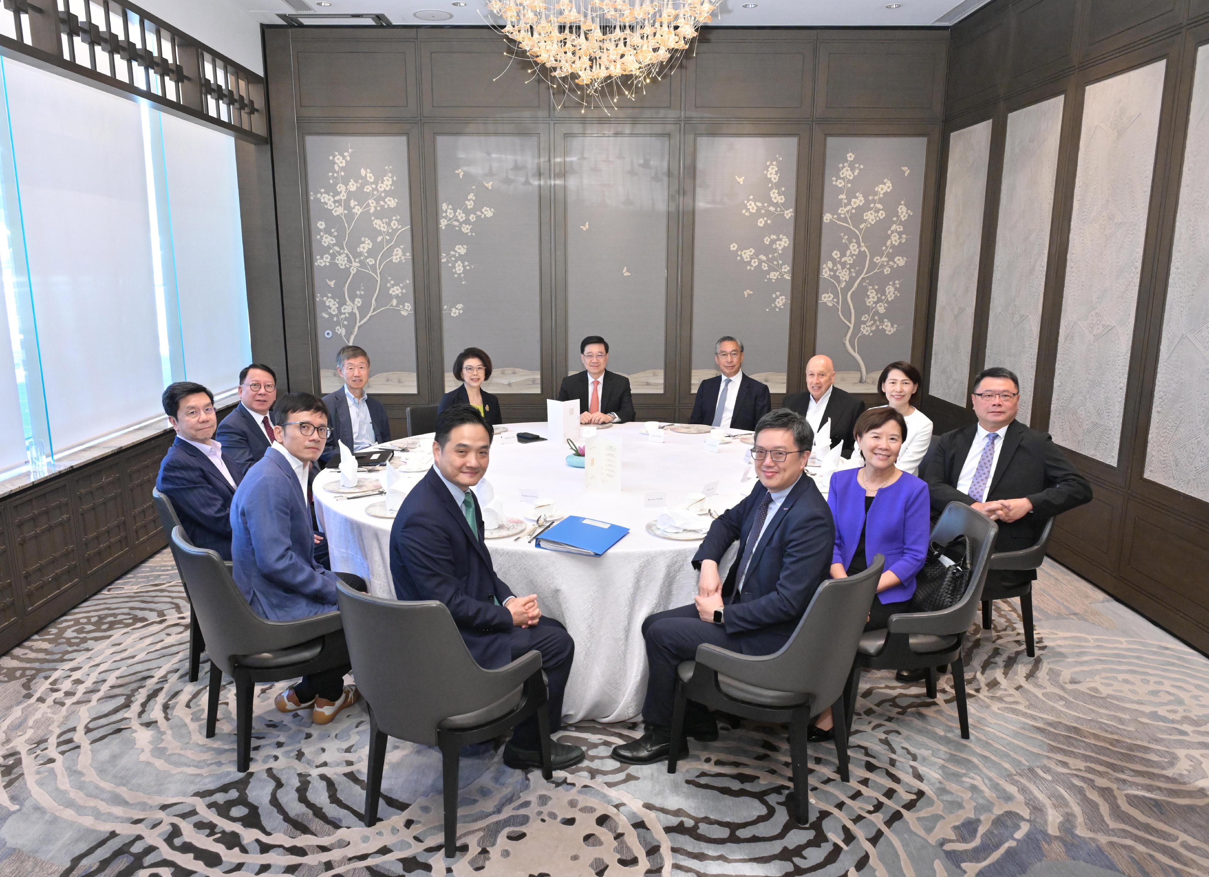 The Chief Executive, Mr John Lee, hosted the luncheon meetings of the Chief Executive's Council of Advisers (CECA) on July 22, July 23 and today (July 25) to listen to the views expressed by CECA members for the forthcoming Policy Address. Photo shows the session of innovation and entrepreneurship.

