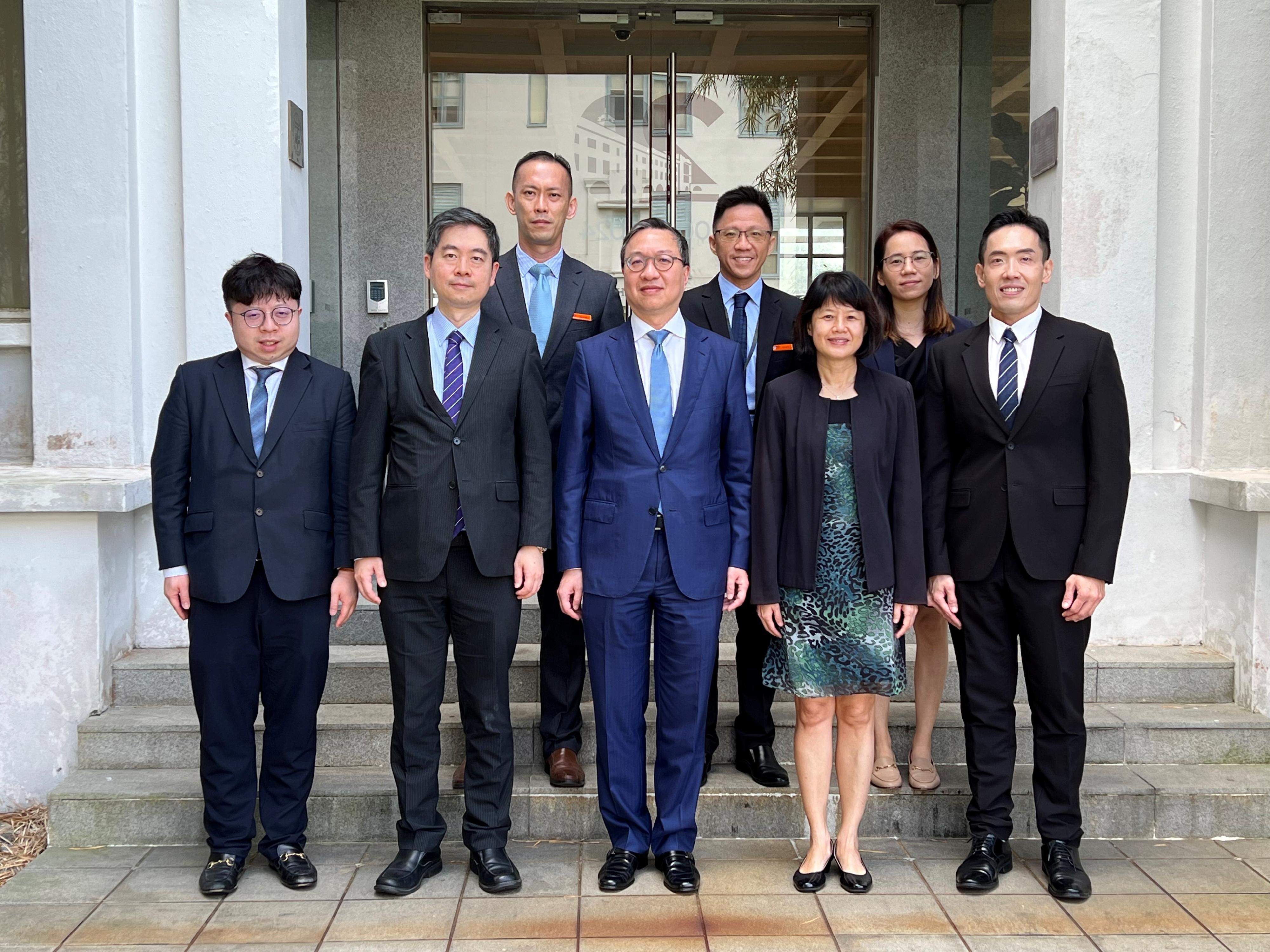 The Secretary for Justice, Mr Paul Lam, SC, continued his visit to Singapore today (July 25). Photo shows Mr Lam (front row, centre) visiting the Lee Kuan Yew School of Public Policy of the National University of Singapore to meet with the School's Vice Dean and Executive Director of the Institute for Governance and Leadership, Ms Ong Toon Hui (front row, second right), to explore collaboration opportunities on future initiatives.