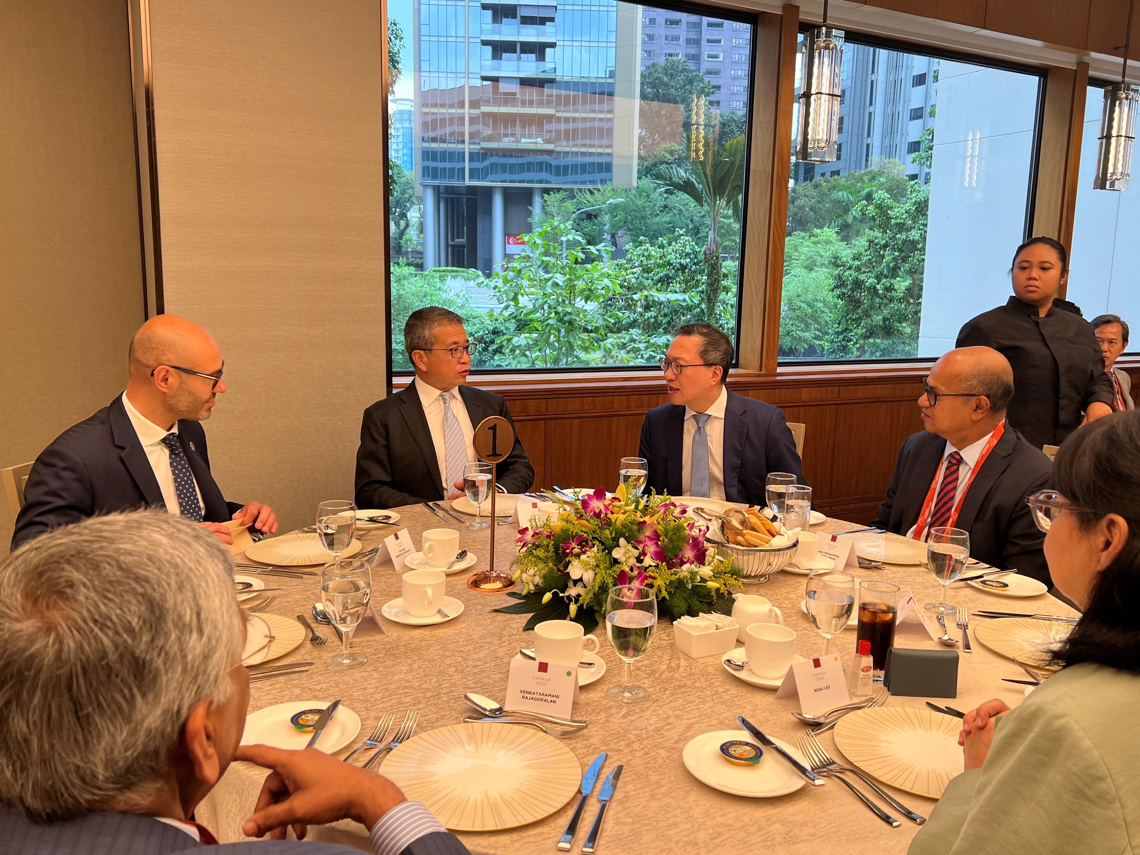 The Secretary for Justice, Mr Paul Lam, SC, continued his visit to Singapore today (July 25). Photo shows Mr Lam (third left) at the networking lunch of the 125th Anniversary Commemorative Event of the Permanent Court of Arbitration (PCA) with (from left) the PCA's Secretary-General, Dr Hab Marcin Czepelak, and the Minister for Culture, Community and Youth and Second Minister for Law, Mr Edwin Tong, SC.