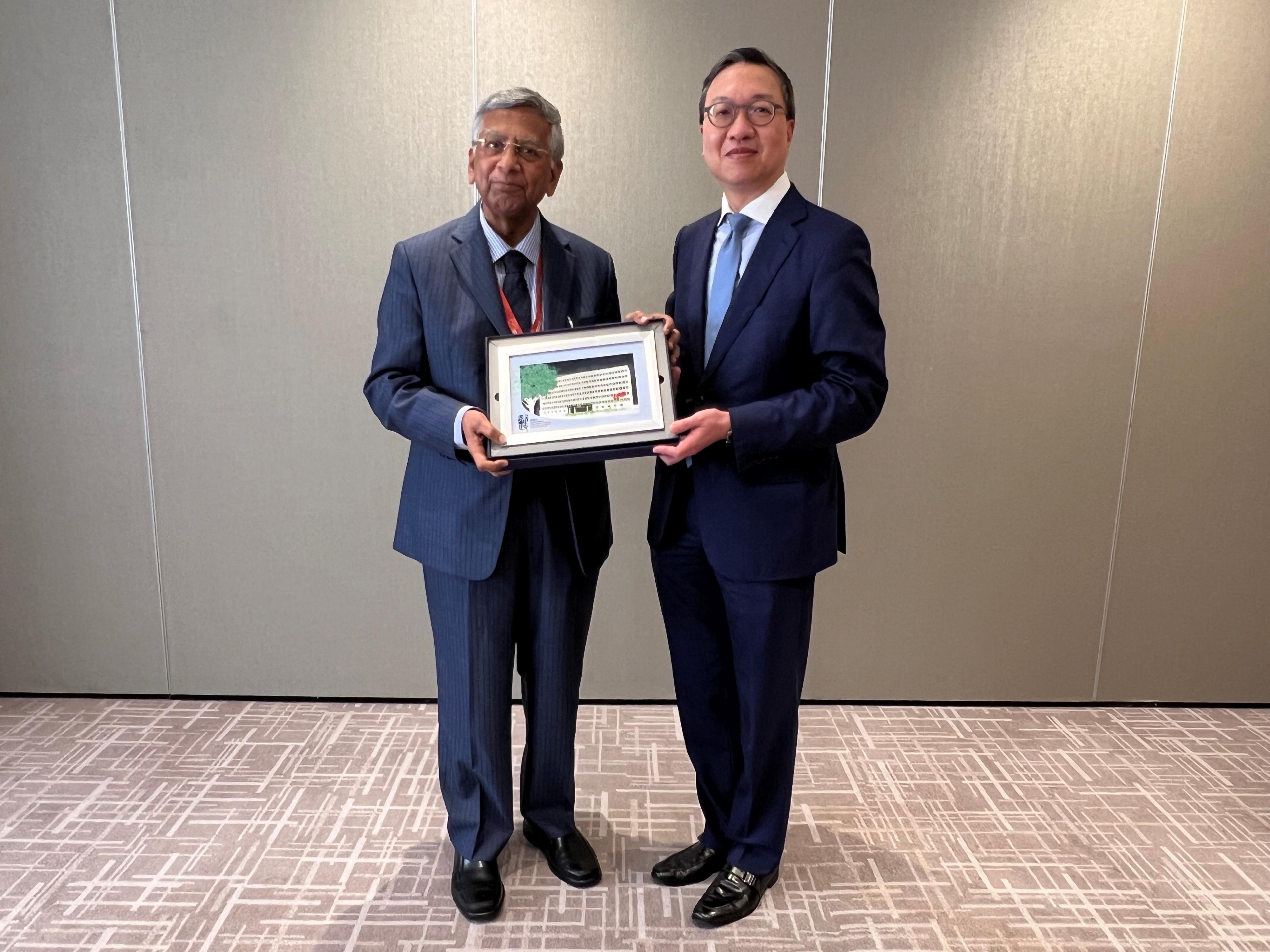 The Secretary for Justice, Mr Paul Lam, SC, continued his visit to Singapore today (July 25). Photo shows Mr Lam (right) presenting a souvenir to the Attorney General of India, Mr R Venkataramani (left), before their bilateral meeting this afternoon.

