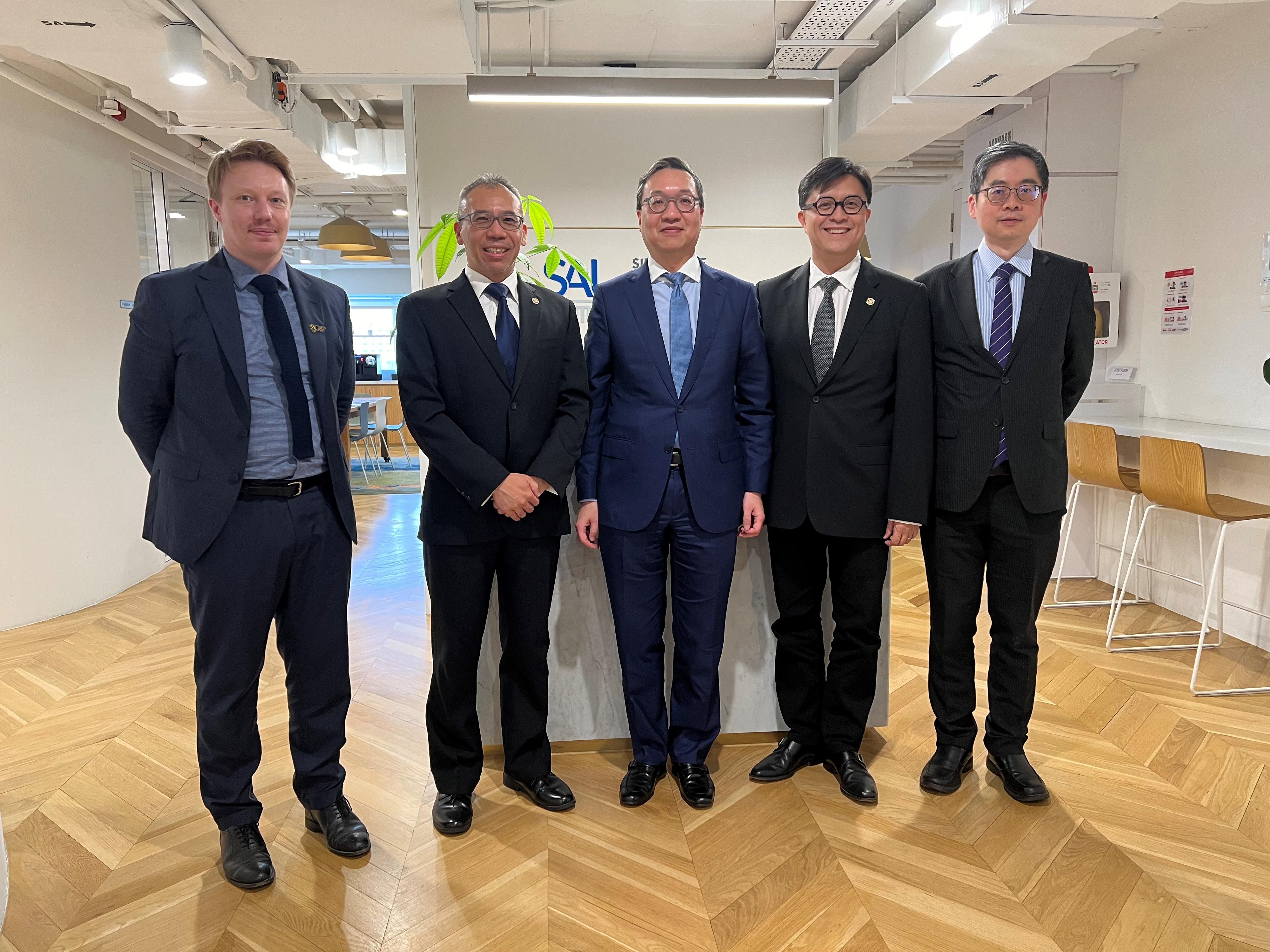 The Secretary for Justice, Mr Paul Lam, SC, continued his visit to Singapore today (July 25). Photo shows Mr Lam (centre) visiting the Singapore Academy of Law this afternoon to meet with its Chief Executive, Mr Yeong Zee Kin (second right).

