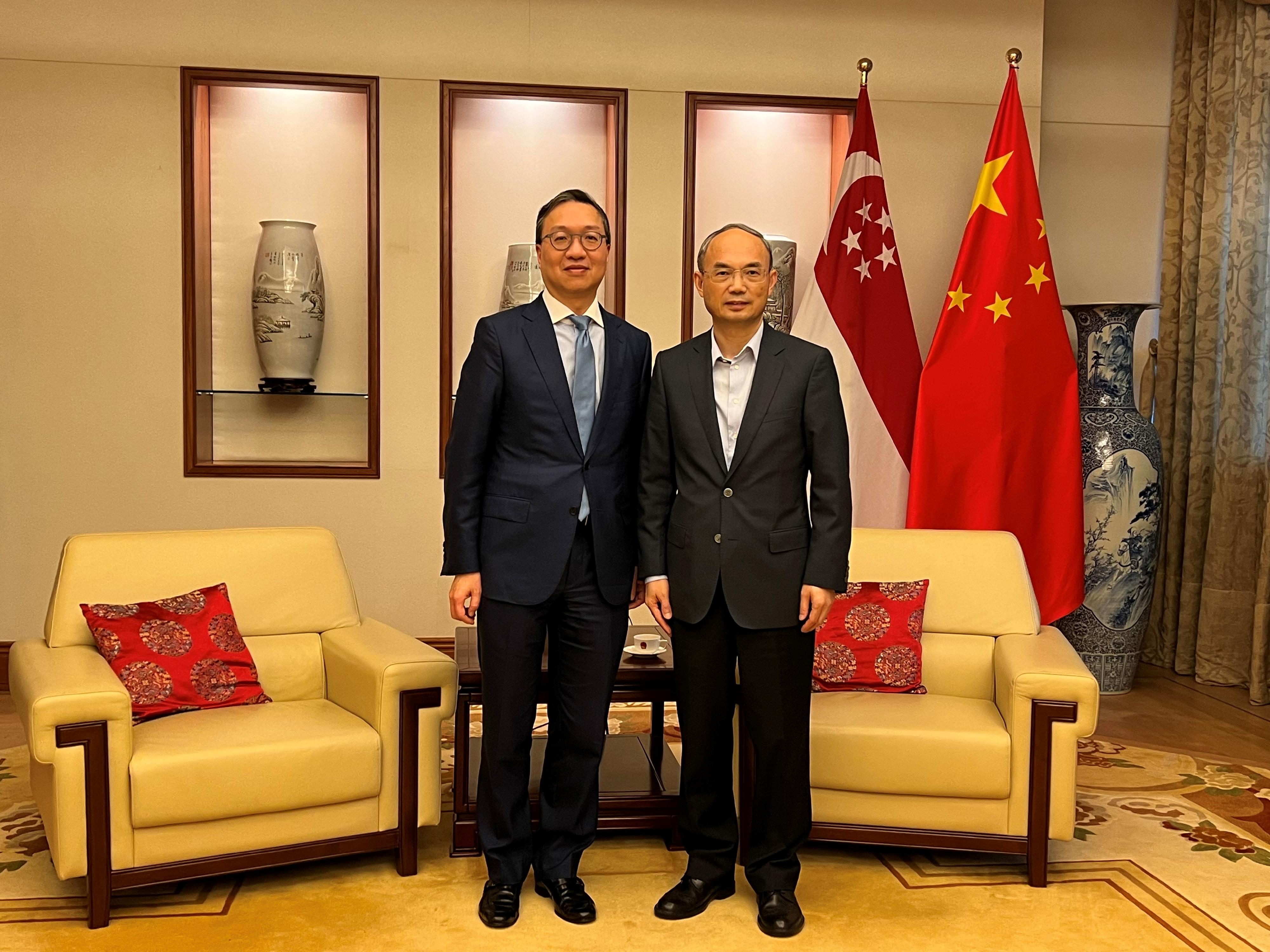 The Secretary for Justice, Mr Paul Lam, SC, continued his visit to Singapore today (July 25). Photo shows Mr Lam (left) meeting with the Ambassador Extraordinary and Plenipotentiary of the People's Republic of China to the Republic of Singapore, Mr Cao Zhongming (right).
 

