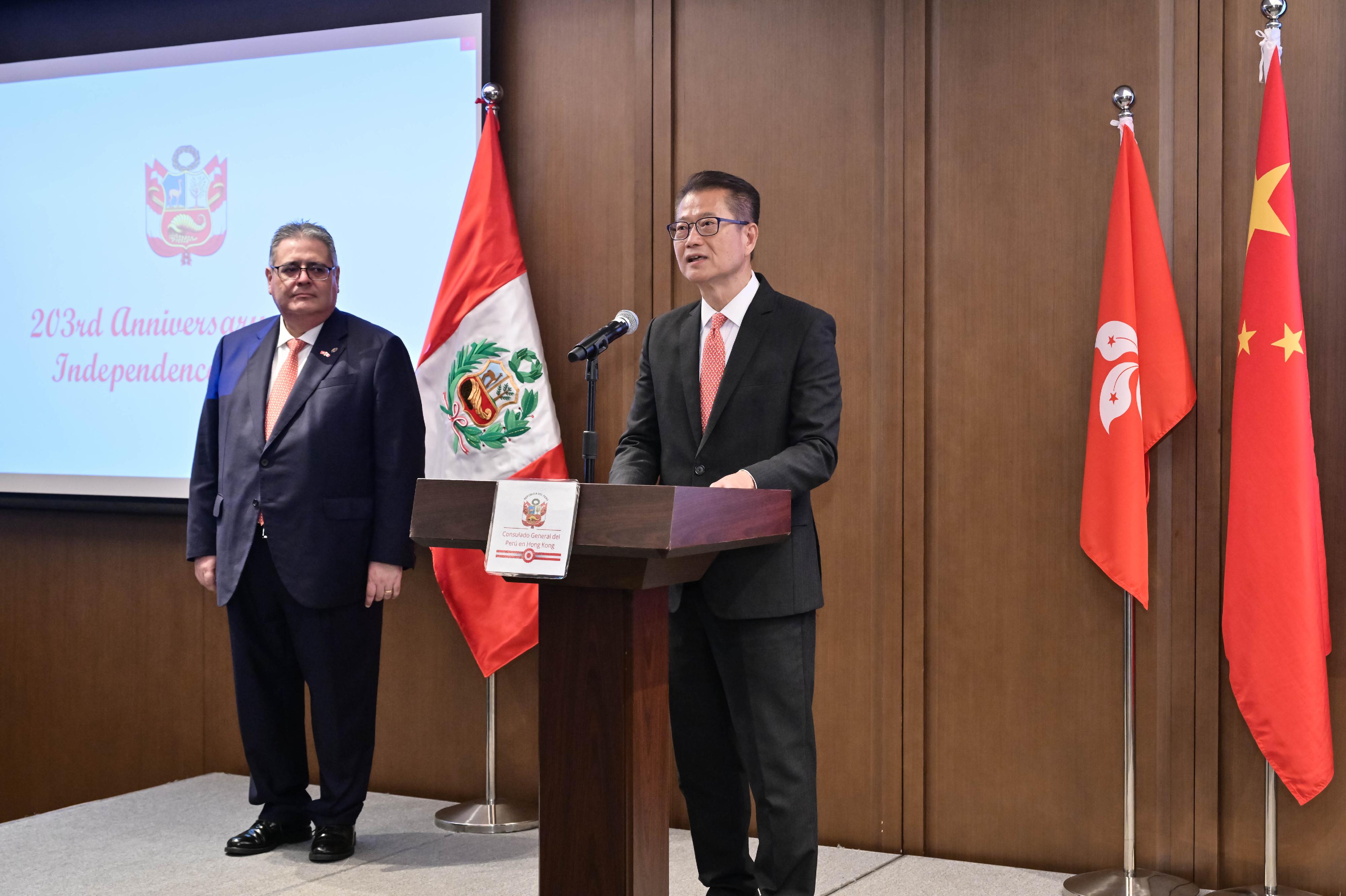 The Financial Secretary, Mr Paul Chan (right), speaks at the Reception to Celebrate the 203rd Anniversary of Independence of the Republic of Peru today (July 25). Next to him is Consul General of the Republic of Peru in Hong Kong, Mr Enrique Carlos Cardenas Arestegui. 