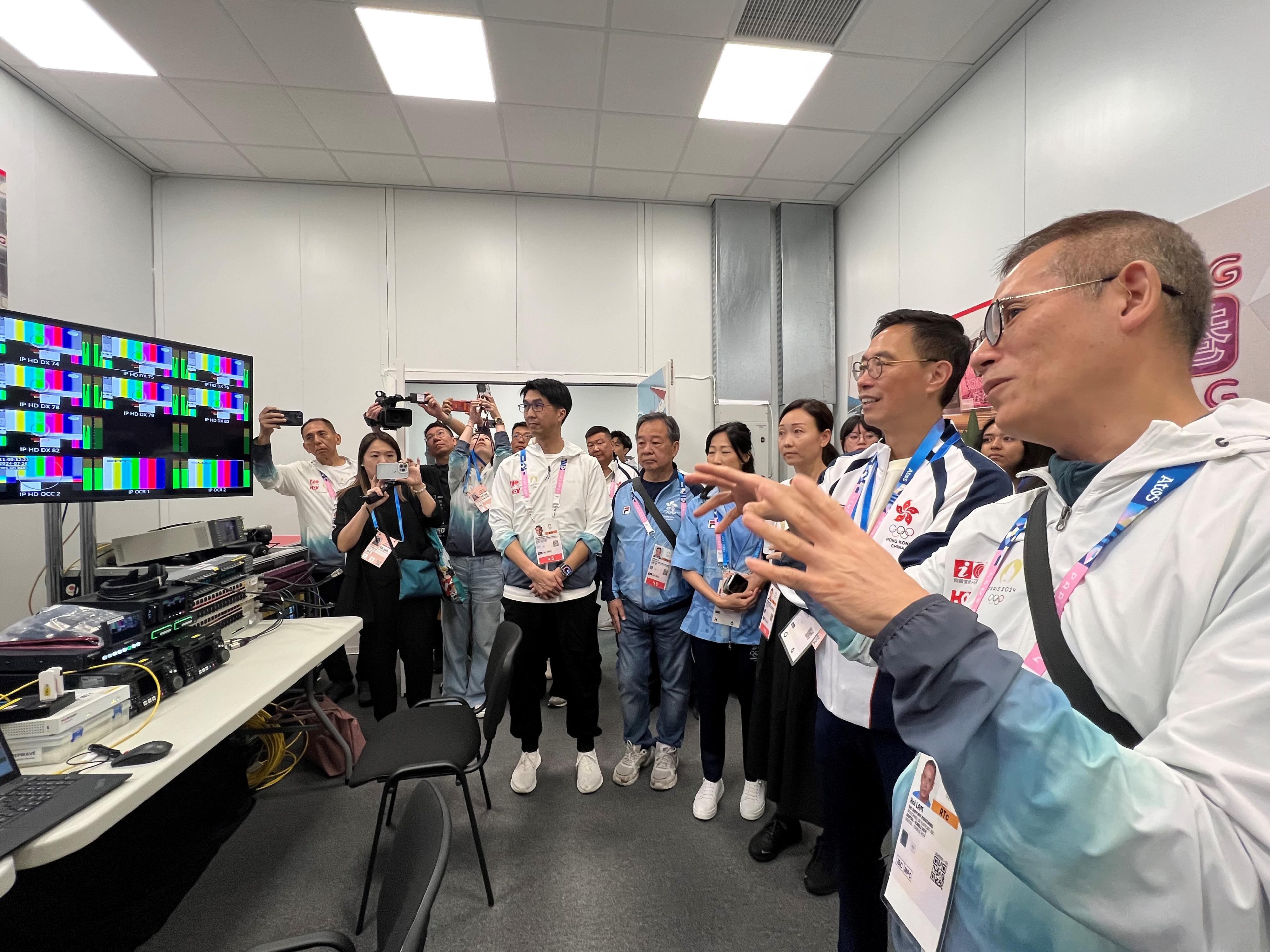 The Secretary for Culture, Sports and Tourism, Mr Kevin Yeung (second right), visited the Paris Olympics International Broadcast Centre today (July 26, Paris time) to gain an understanding of the facilities and media services for broadcasting the Olympics.