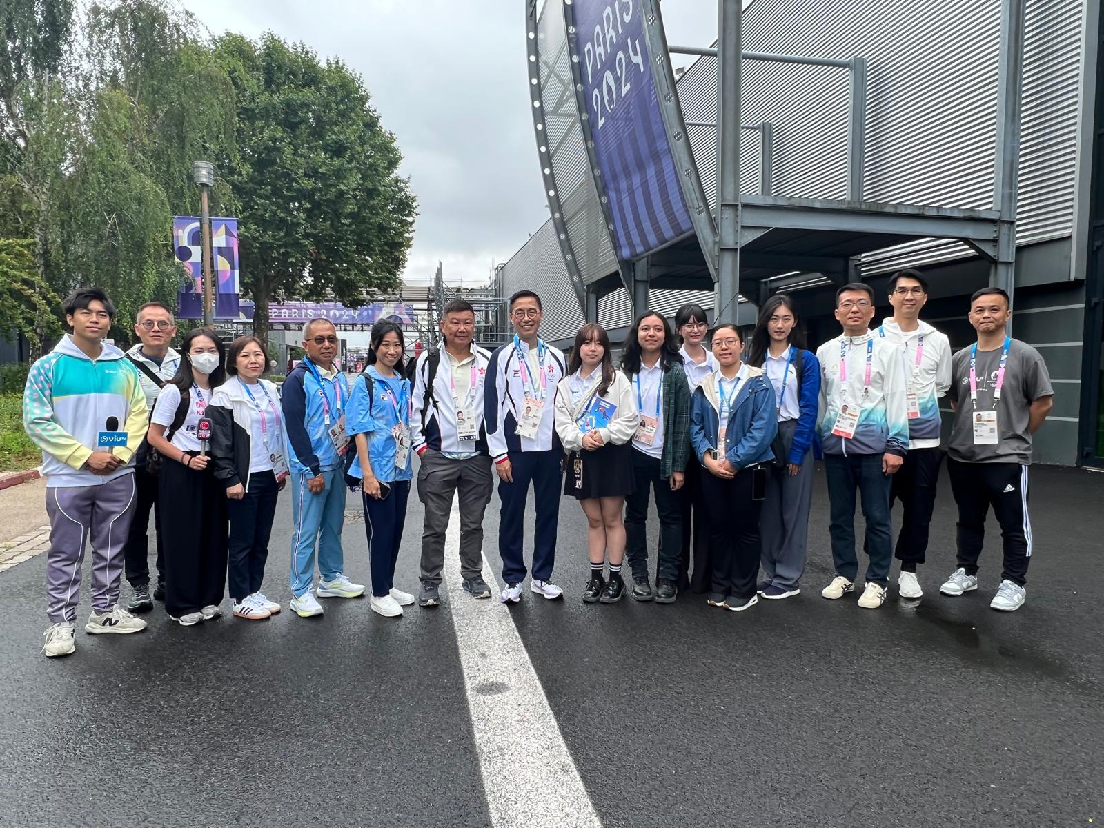 The Secretary for Culture, Sports and Tourism, Mr Kevin Yeung (eighth left), visited the Paris Olympics International Broadcast Centre today (July 26, Paris time) and took a photo with representatives of the four Hong Kong broadcasters.