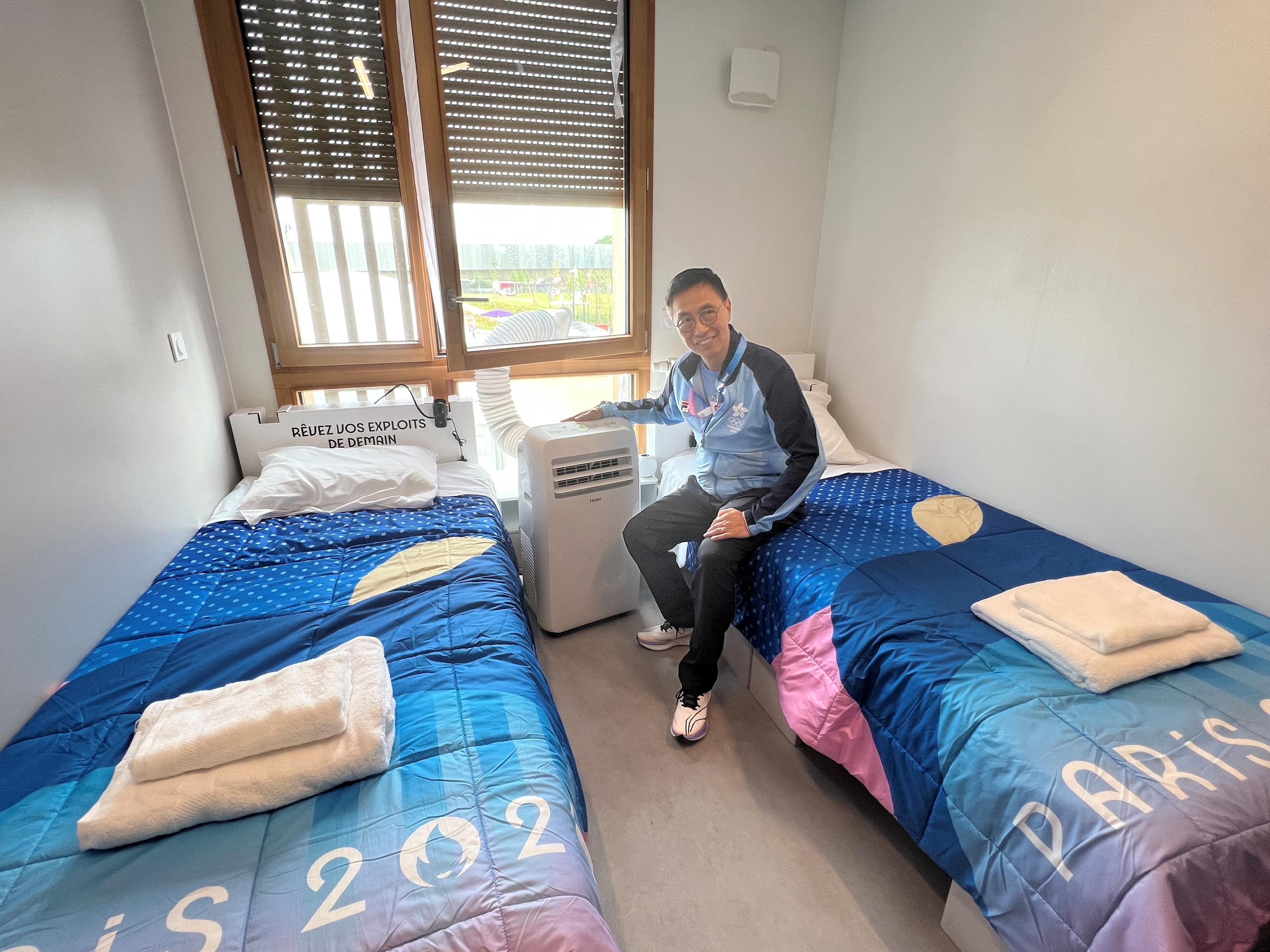 The Secretary for Culture, Sports and Tourism, Mr Kevin Yeung, visited the Olympic Village in Paris yesterday (July 25, Paris time). Photo shows Mr Yeung at one of the Hong Kong, China Delegation’s rooms with portable air conditioner.