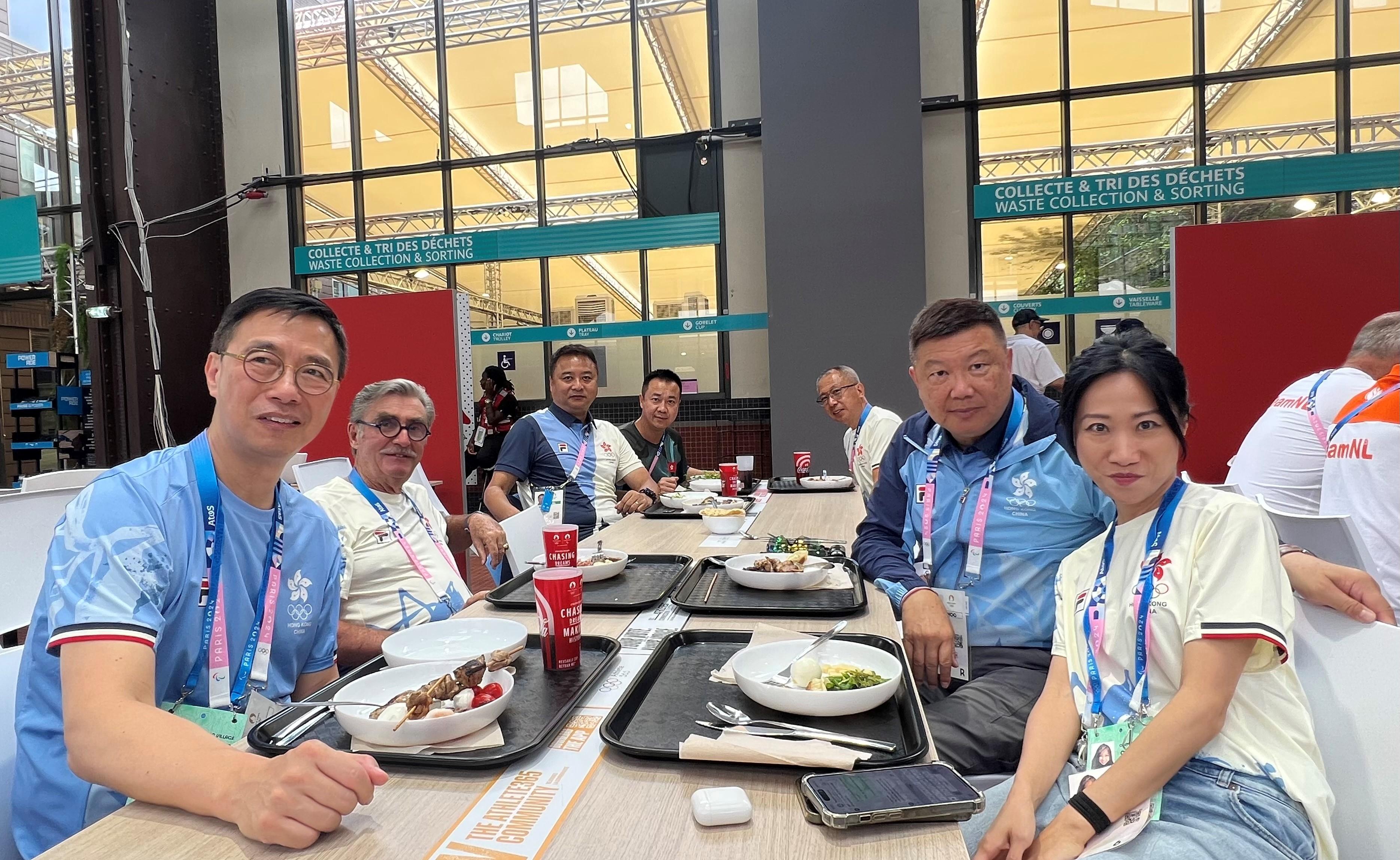 The Secretary for Culture, Sports and Tourism, Mr Kevin Yeung, visited the Olympic Village in Paris yesterday (July 25, Paris time). Photo shows Mr Yeung (first left) trying athlete’s meal at the Olympic Village canteen.