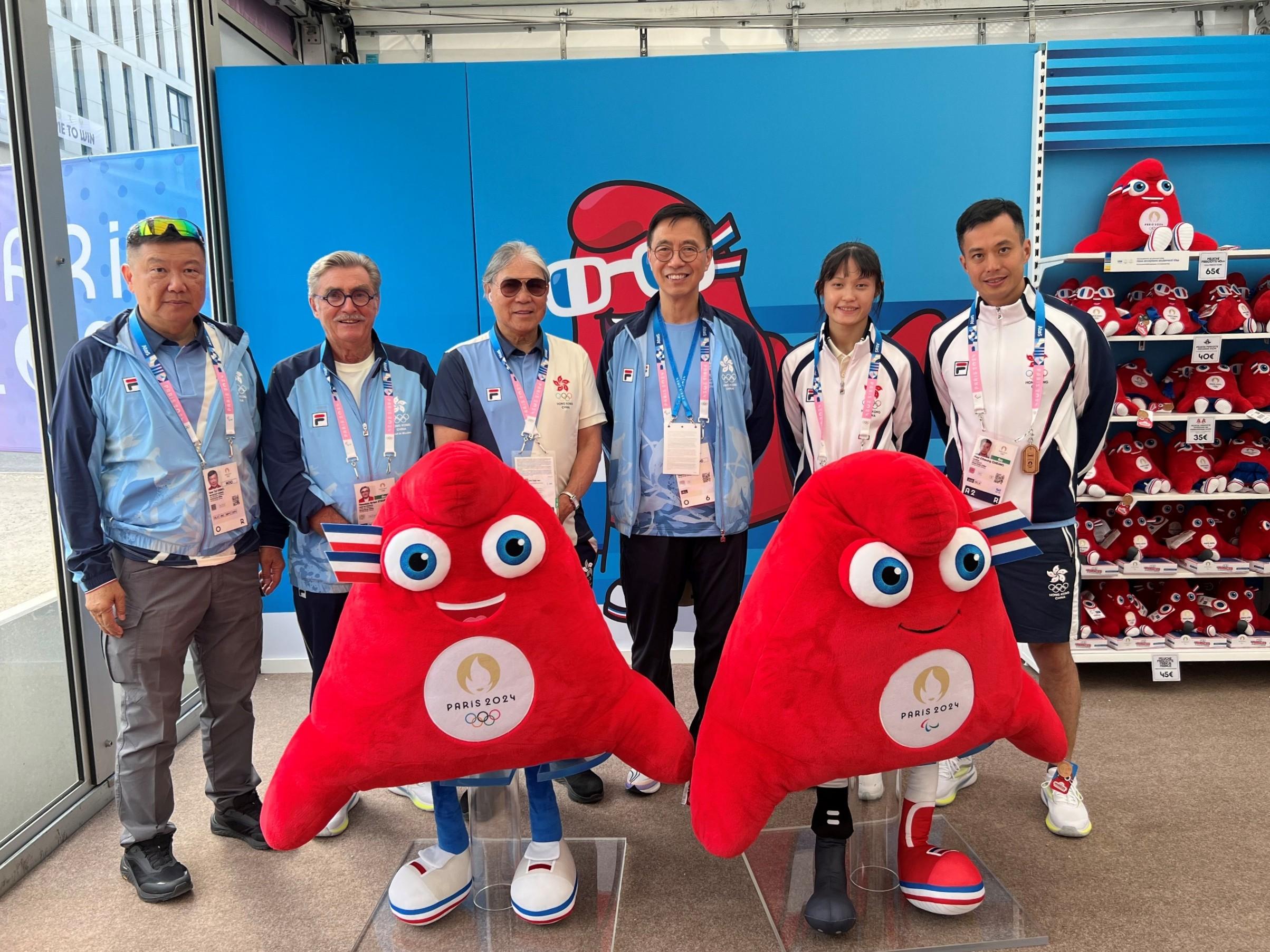 The Secretary for Culture, Sports and Tourism, Mr Kevin Yeung (third right), met with members of the Hong Kong, China Delegation in the Olympic Village in Paris yesterday (July 25, Paris time) to learn more about their preparations and visited facilities in the village.