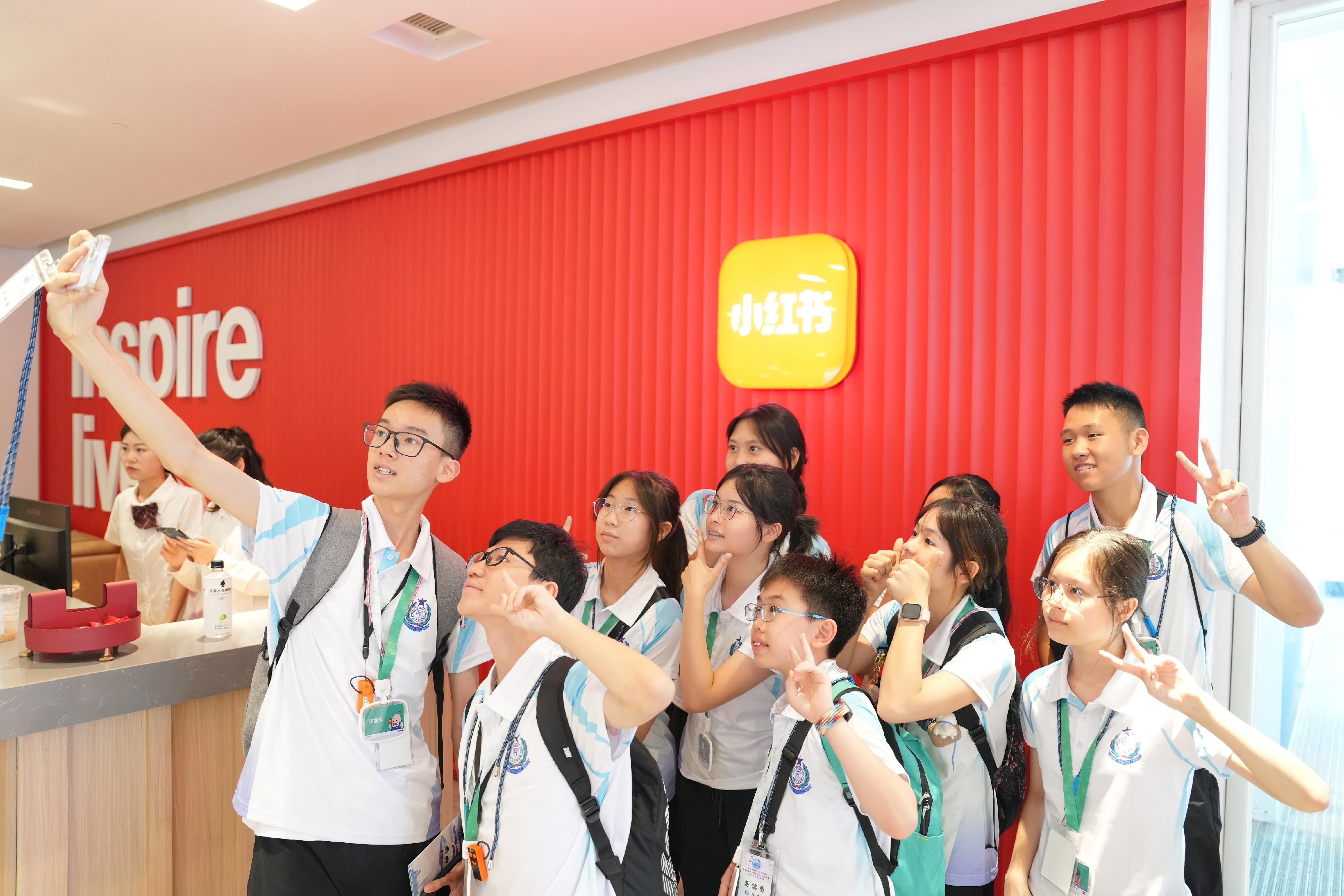 The Immigration Department Youth Leaders Corps (IDYL) organised a five-day Shanghai summer exchange tour from July 22 to 26. Photo shows the IDYL members taking photos during their visit to the headquarters of the social media platform Xiaohongshu.