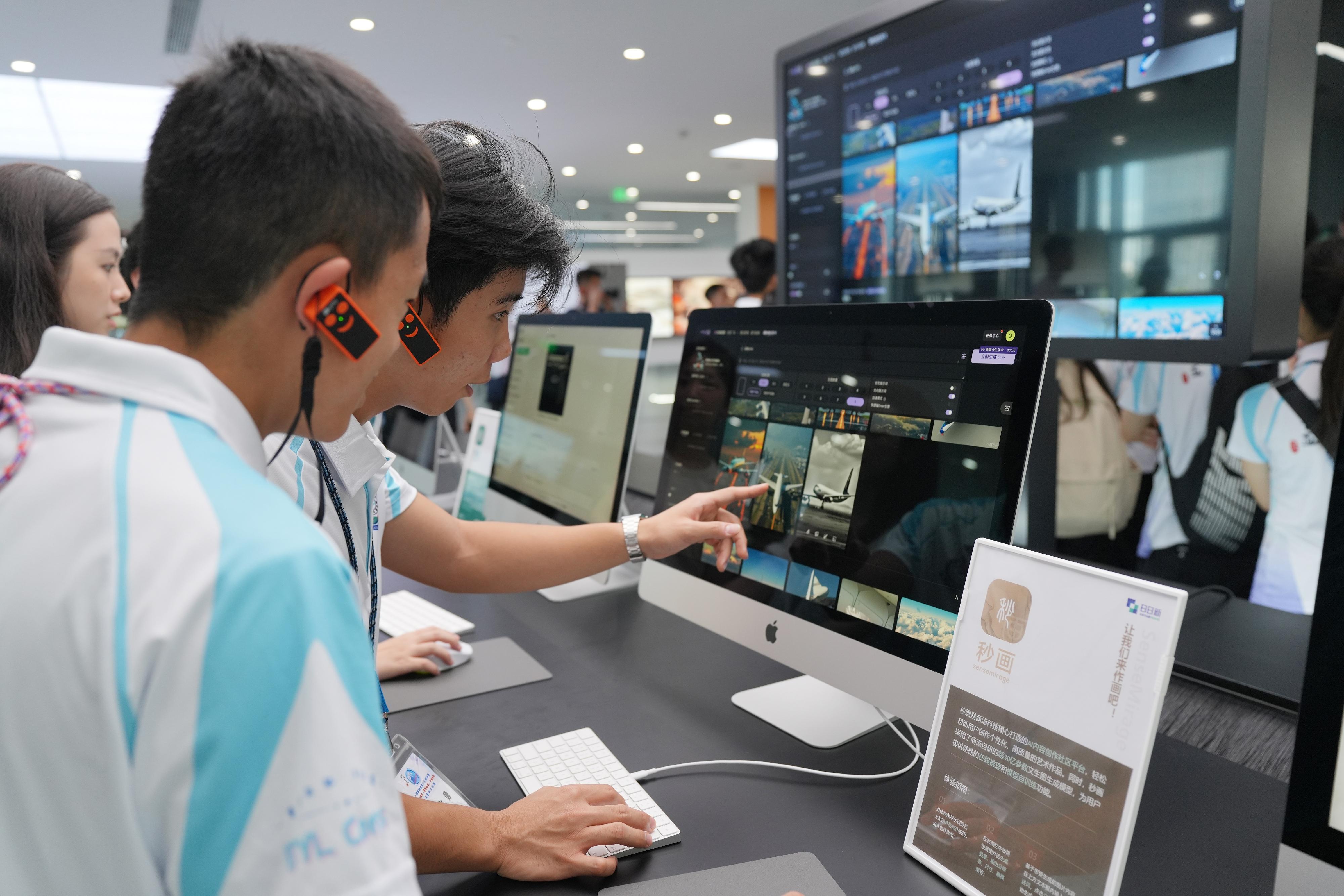 The members of the Immigration Department Youth Leaders Corps visited an artificial intelligence (AI) software company, SenseTime, on July 23, to learn about the latest development of AI technology.